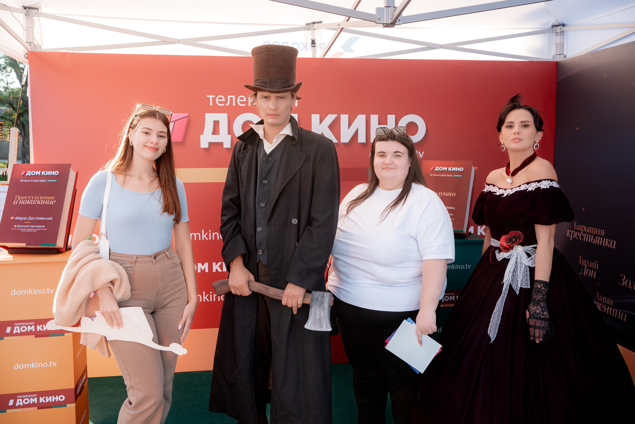 Портретные фото с артистами в палатке Триколор Дом Кинов на день города Волгоград. Фотограф в Волгограде и Волжском Александр Горбань