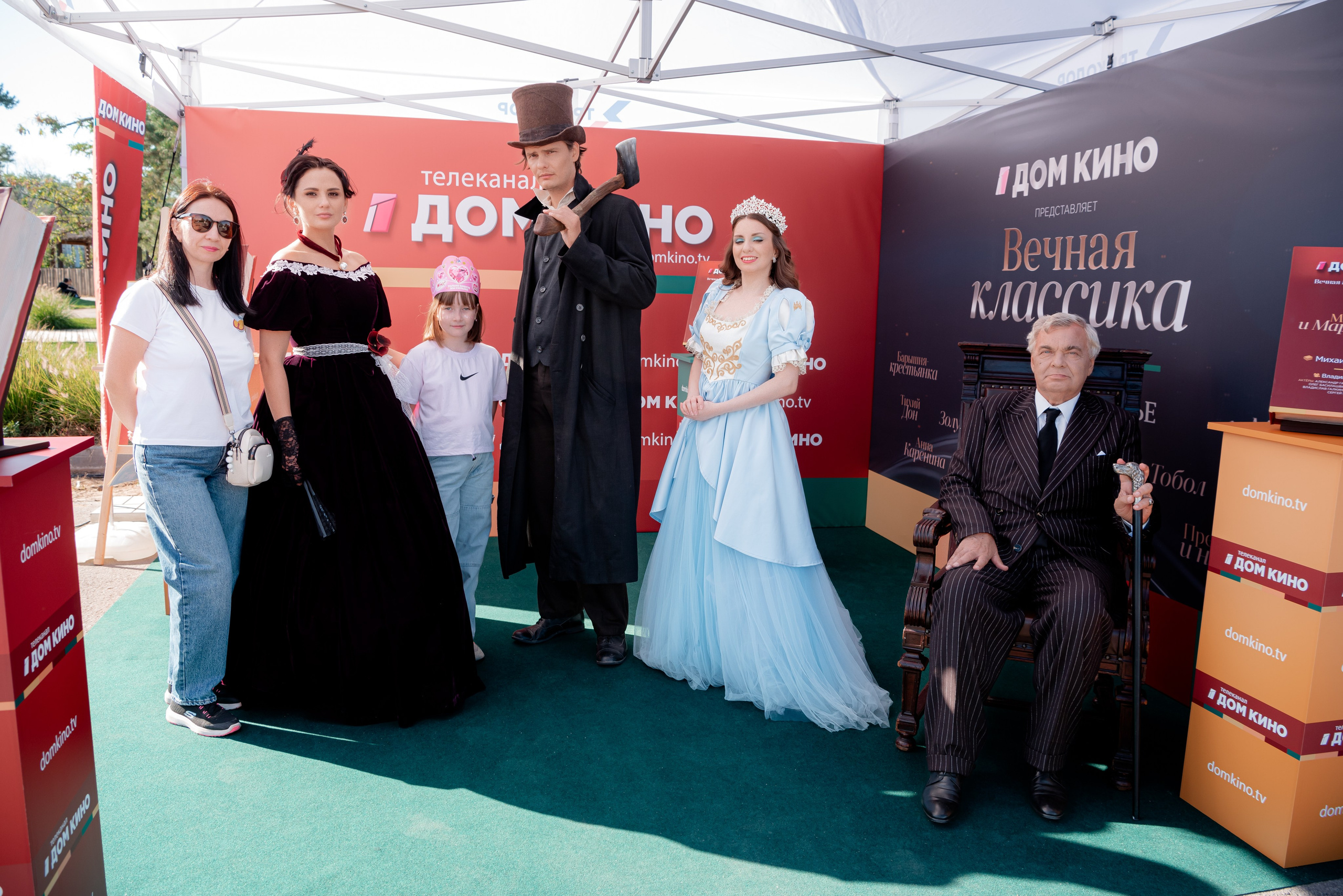 Портретные фото с артистами в палатке Триколор Дом Кинов на день города Волгоград. Фотограф в Волгограде и Волжском Александр Горбань