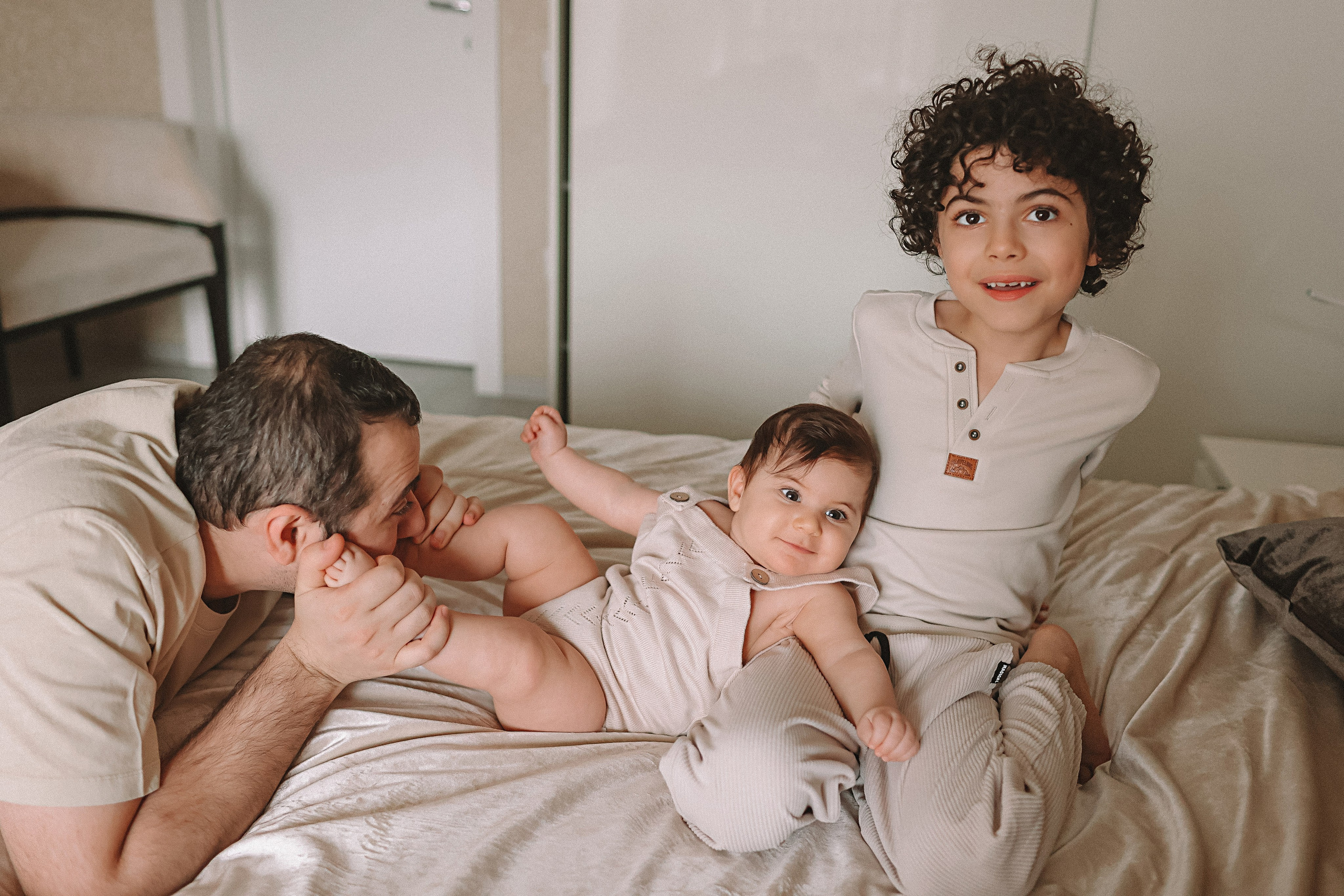 С малышкой. Семейный фотограф Тюмень, фотограф на роды Салмина Мария