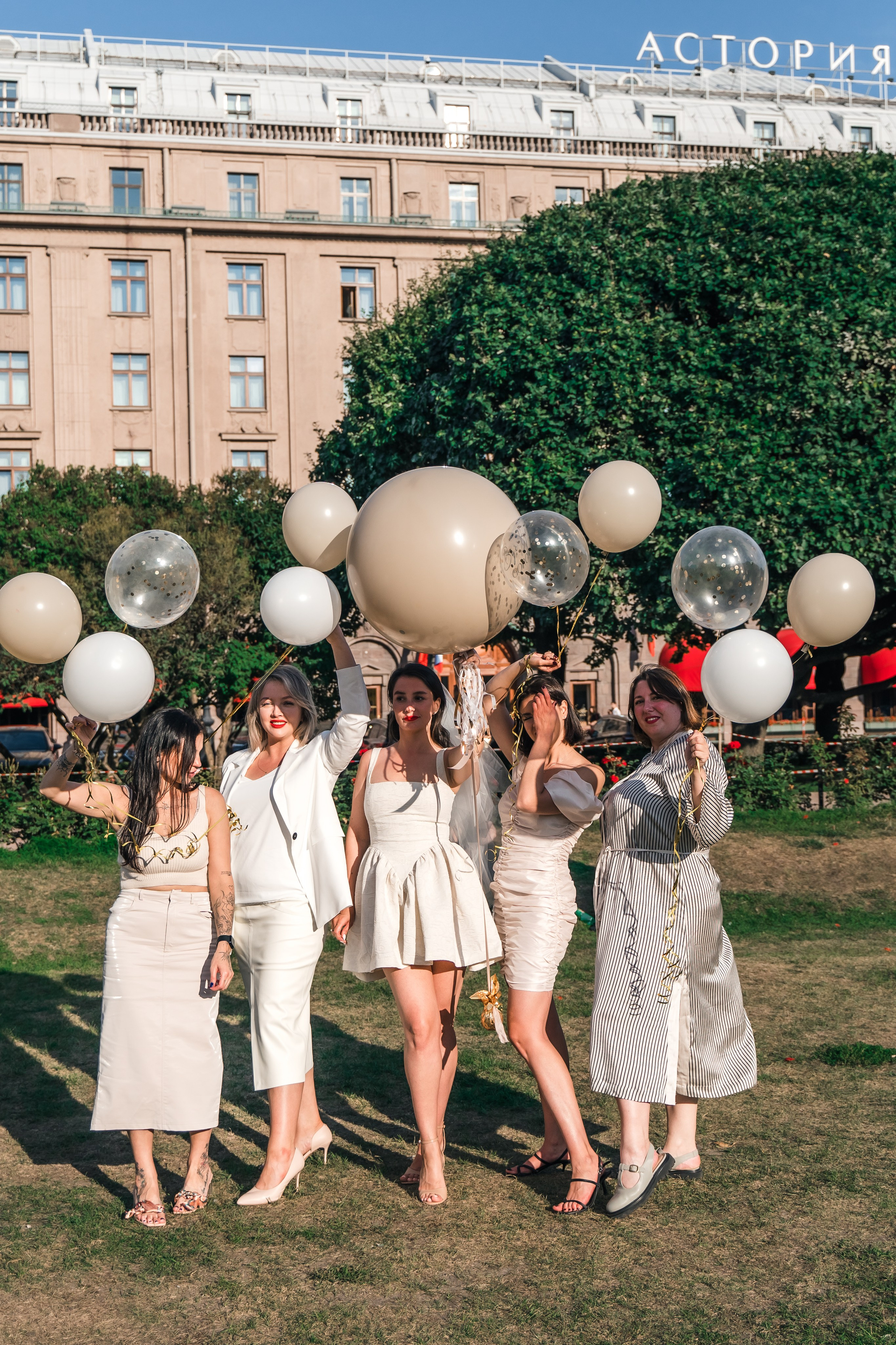 Фотосъемка девичника, встреча девушек, веселые женские портреты