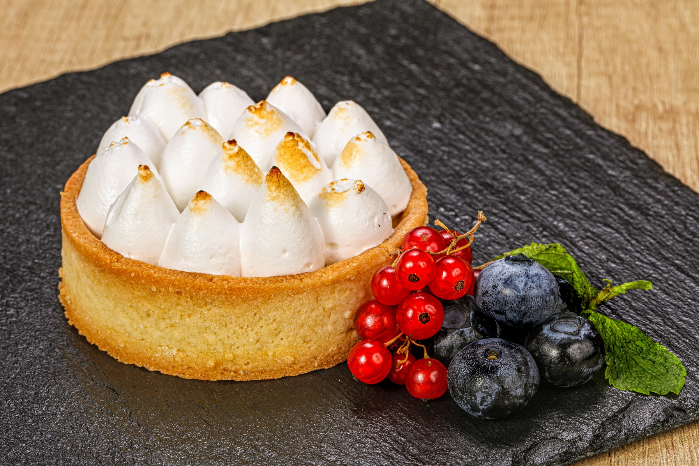 Фотосъемка десертов и выпечки. Заказ по тел.: +7 (906) 006-90-22. Фуд-фотограф Андрей Старостин — съемка еды в Москве. 9000 руб. в час