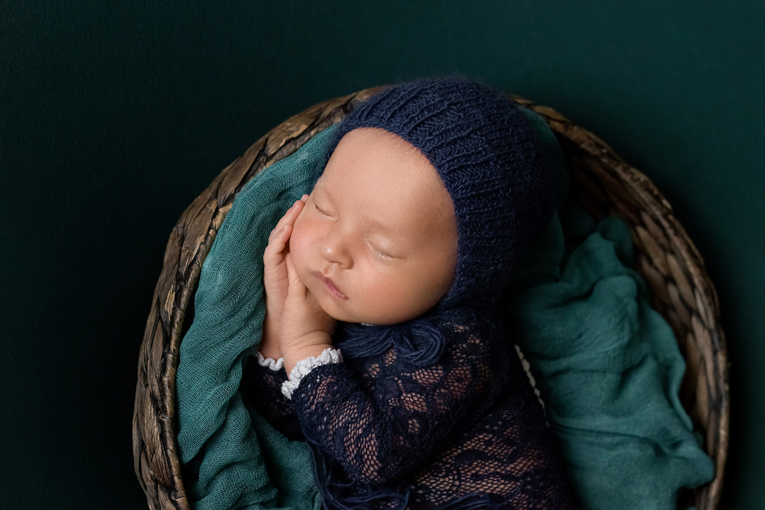 Фотосессия крошечной новорождённой малышки и её родителей