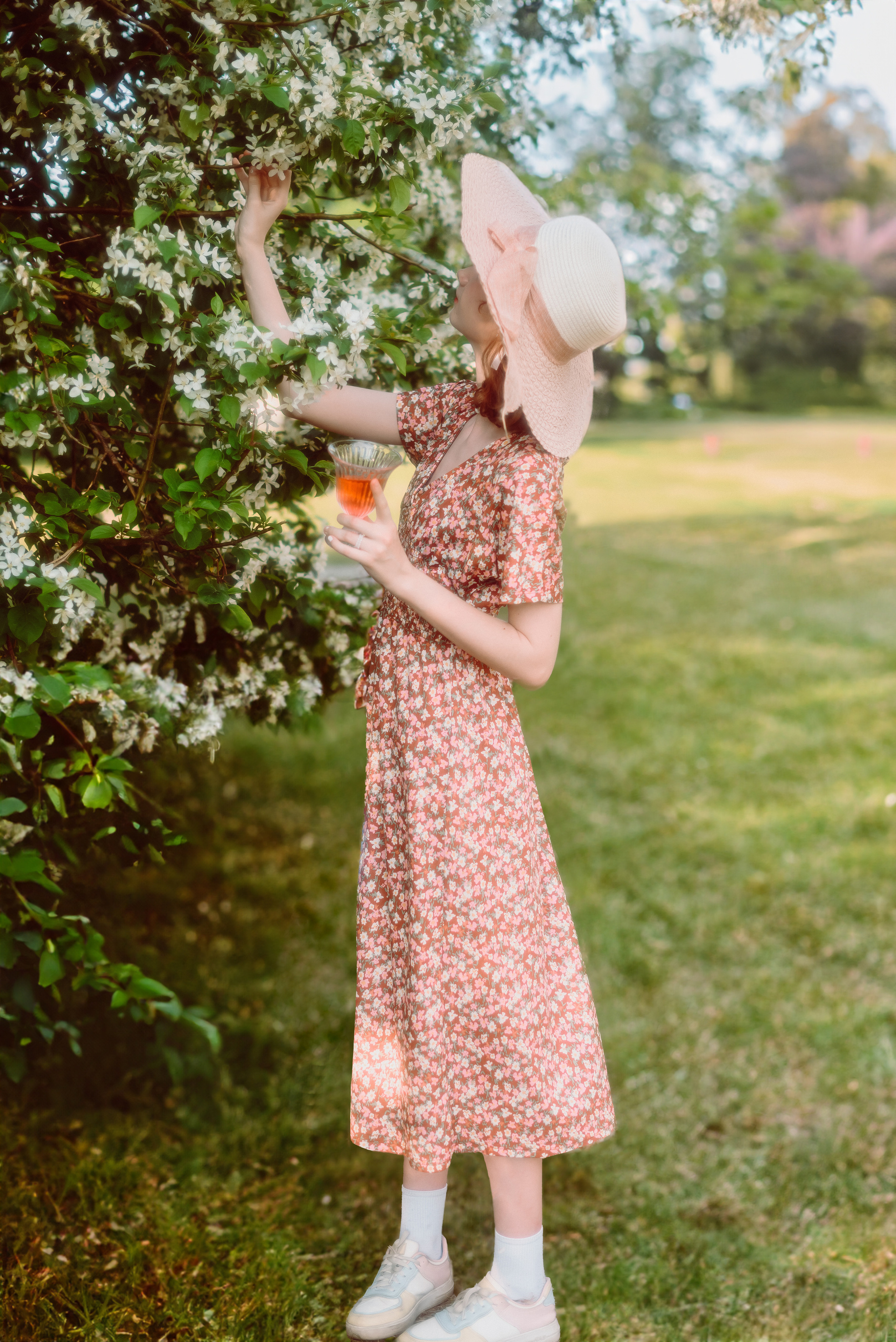 Фотосессия в цветущих яблонях в г. Кемерово