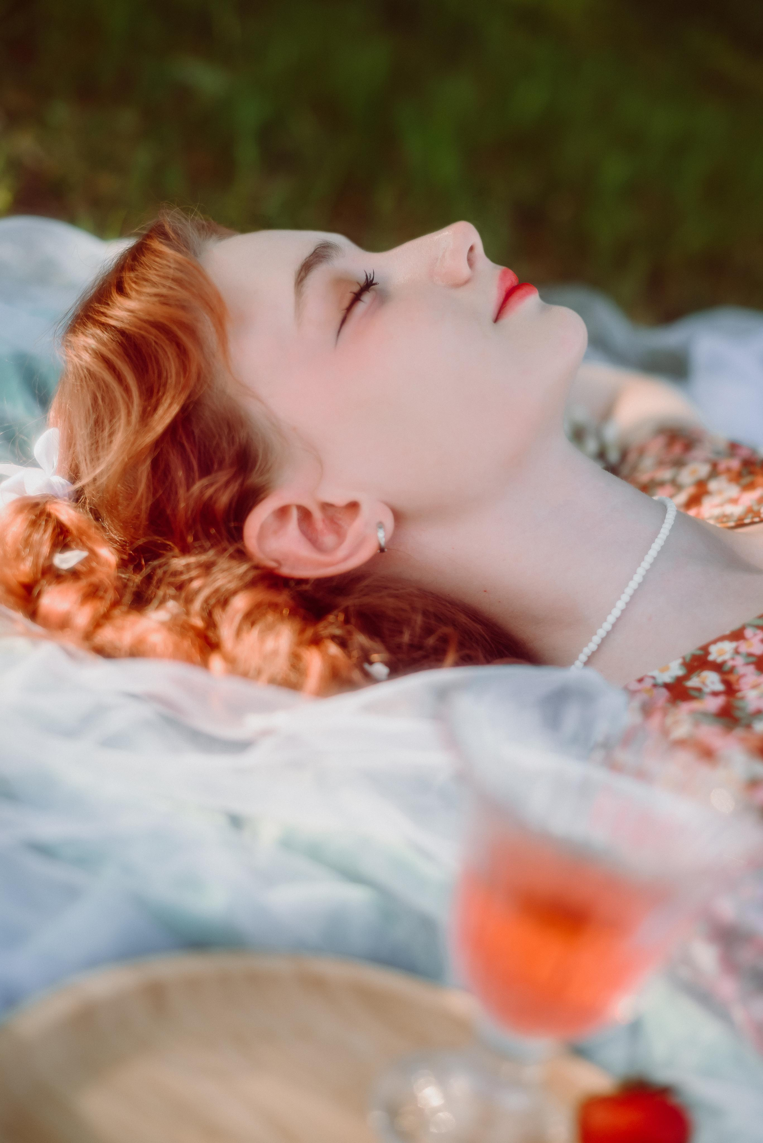 Фотосессия в цветущих яблонях в г. Кемерово