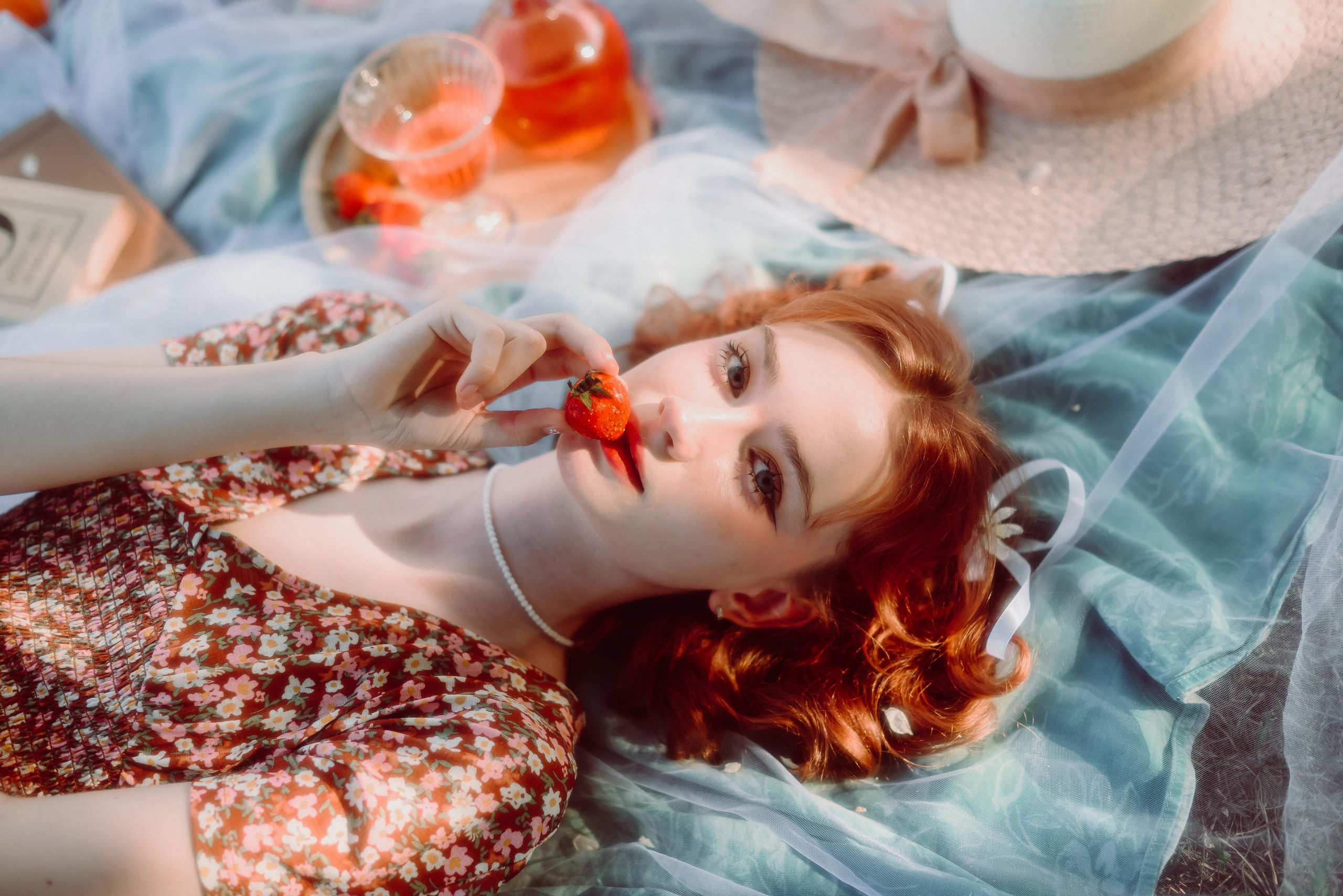 Фотосессия в цветущих яблонях в г. Кемерово