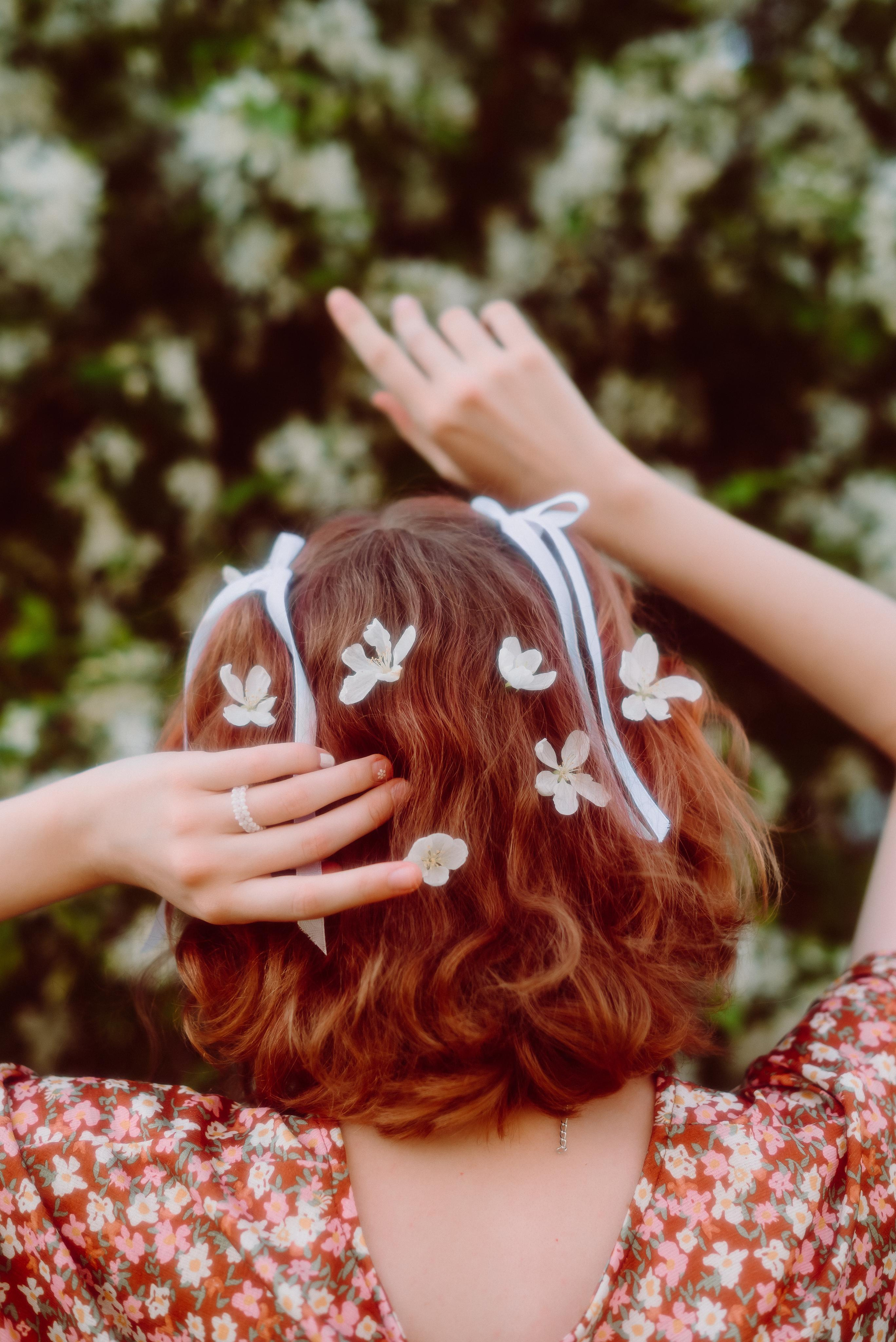 Фотосессия в цветущих яблонях в г. Кемерово