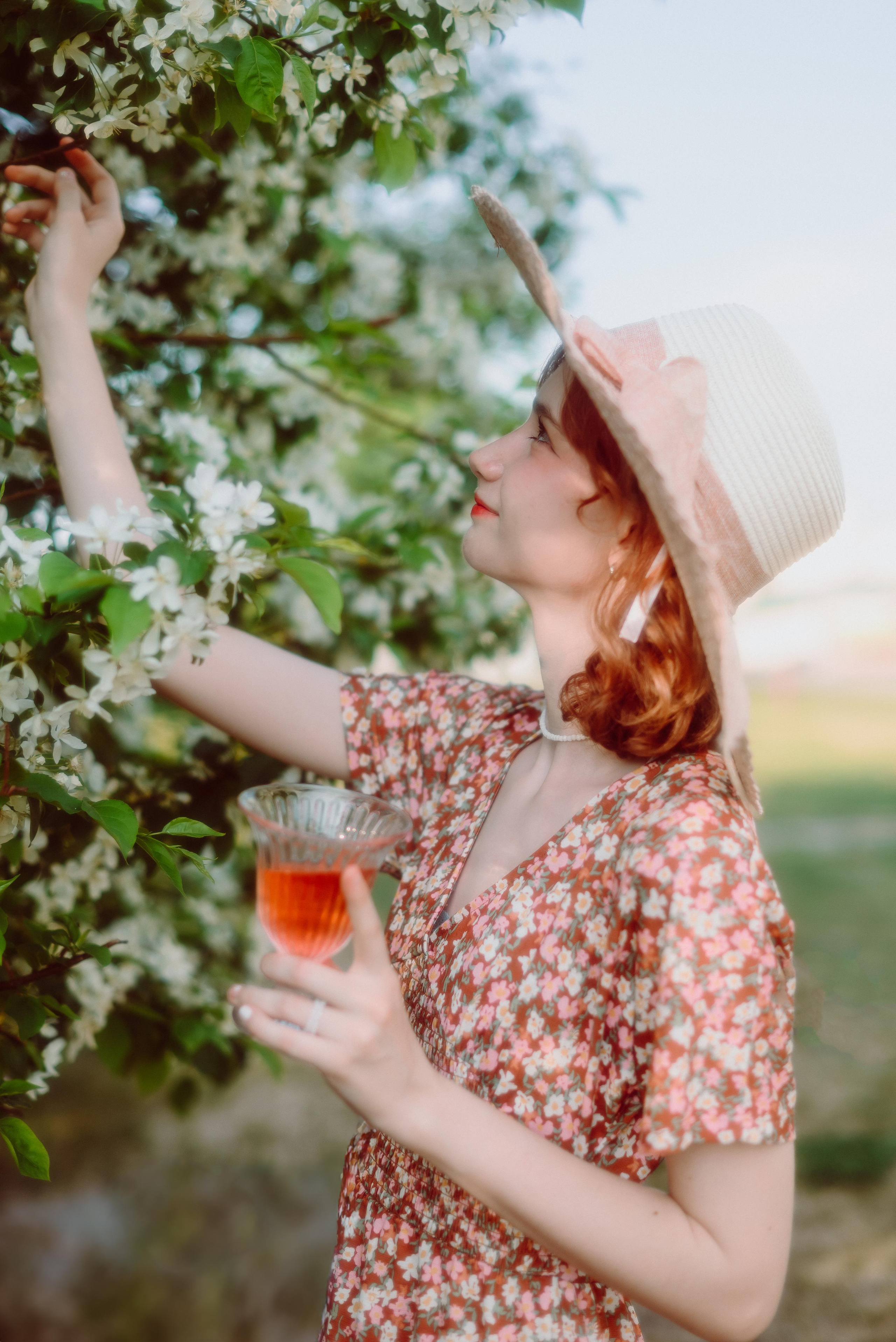 Фотосессия в цветущих яблонях в г. Кемерово