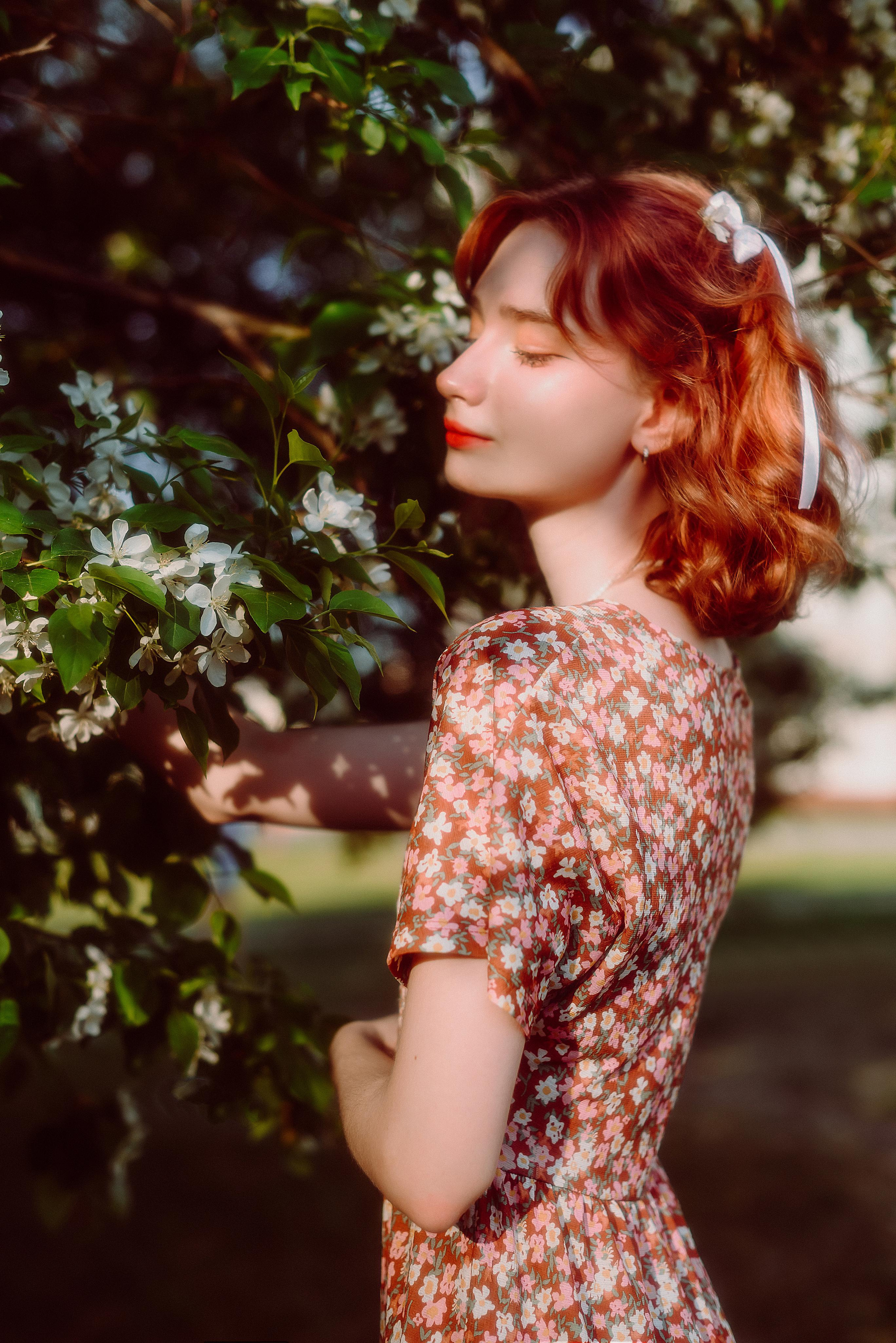 Фотосессия в цветущих яблонях в г. Кемерово