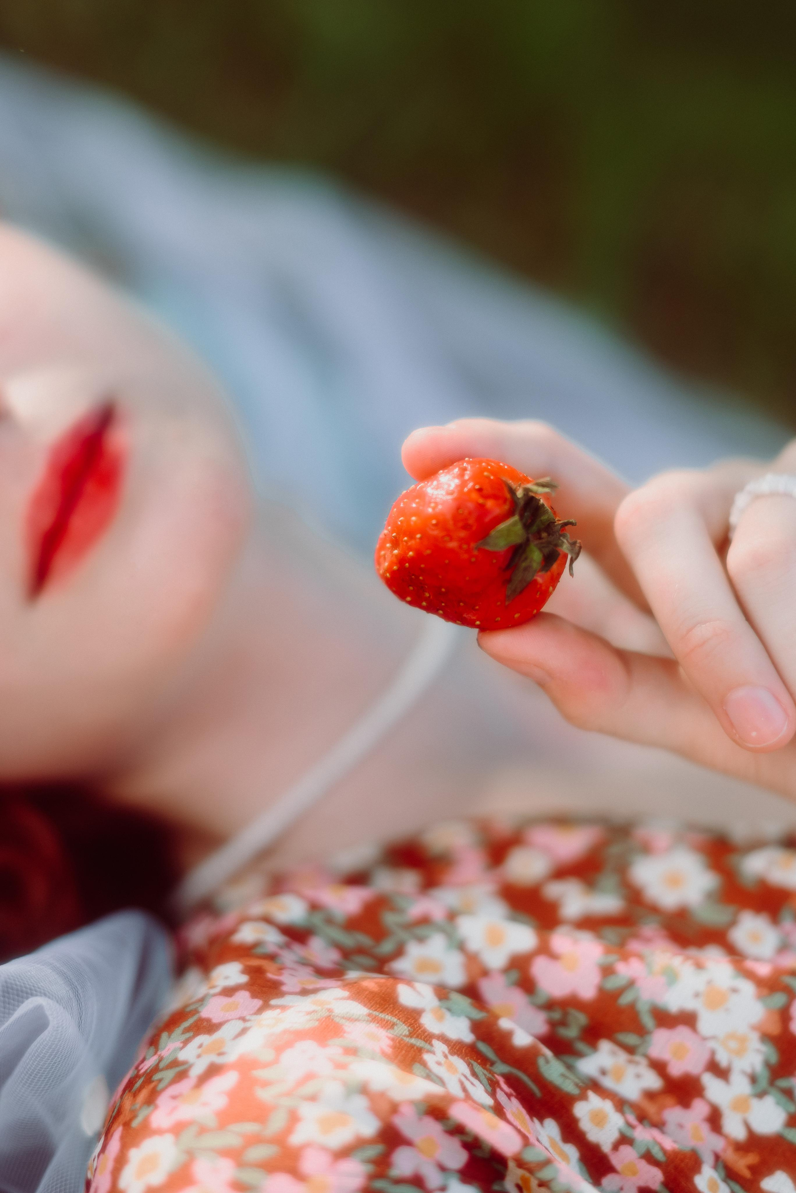 Фотосессия в цветущих яблонях в г. Кемерово