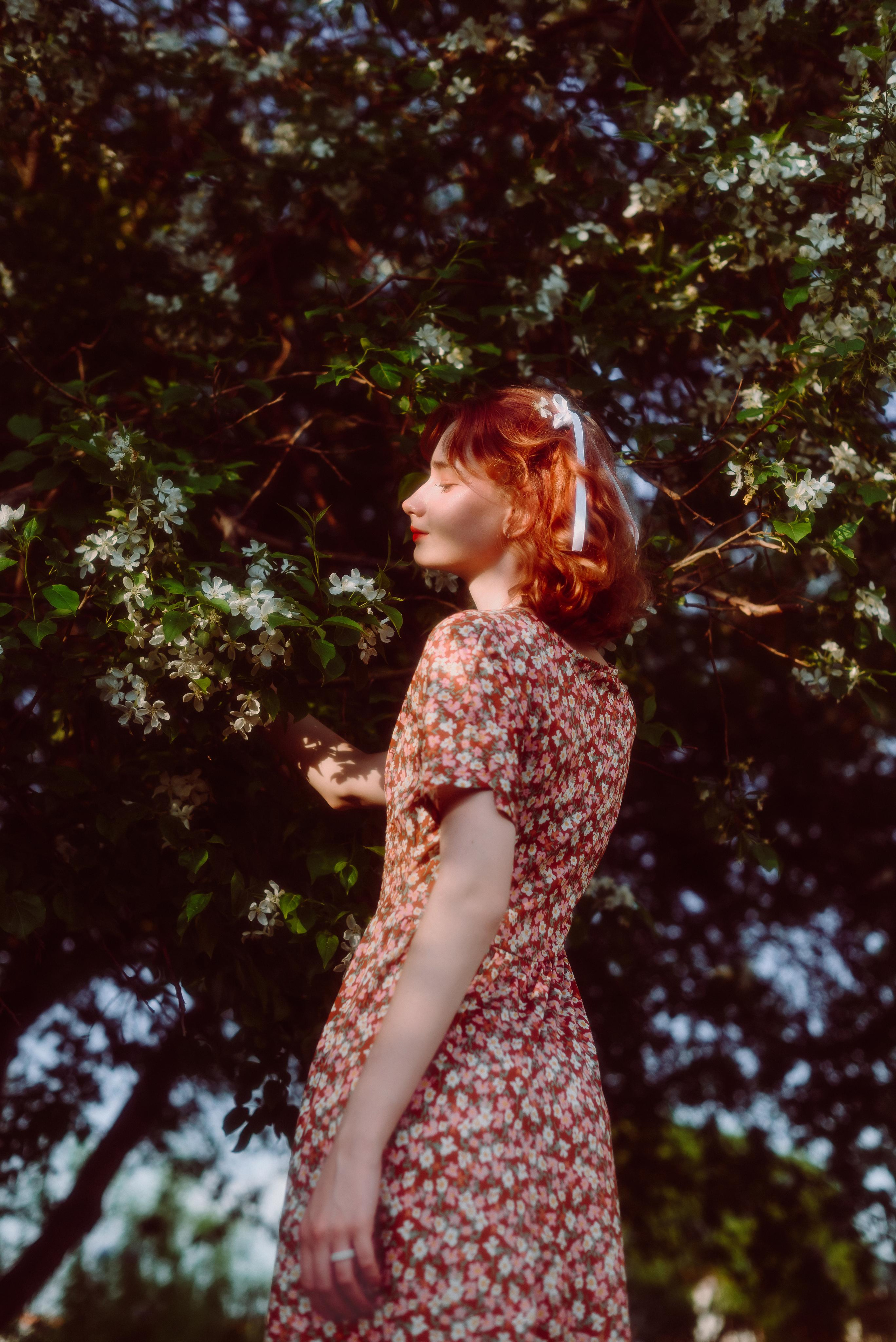 Фотосессия в цветущих яблонях в г. Кемерово