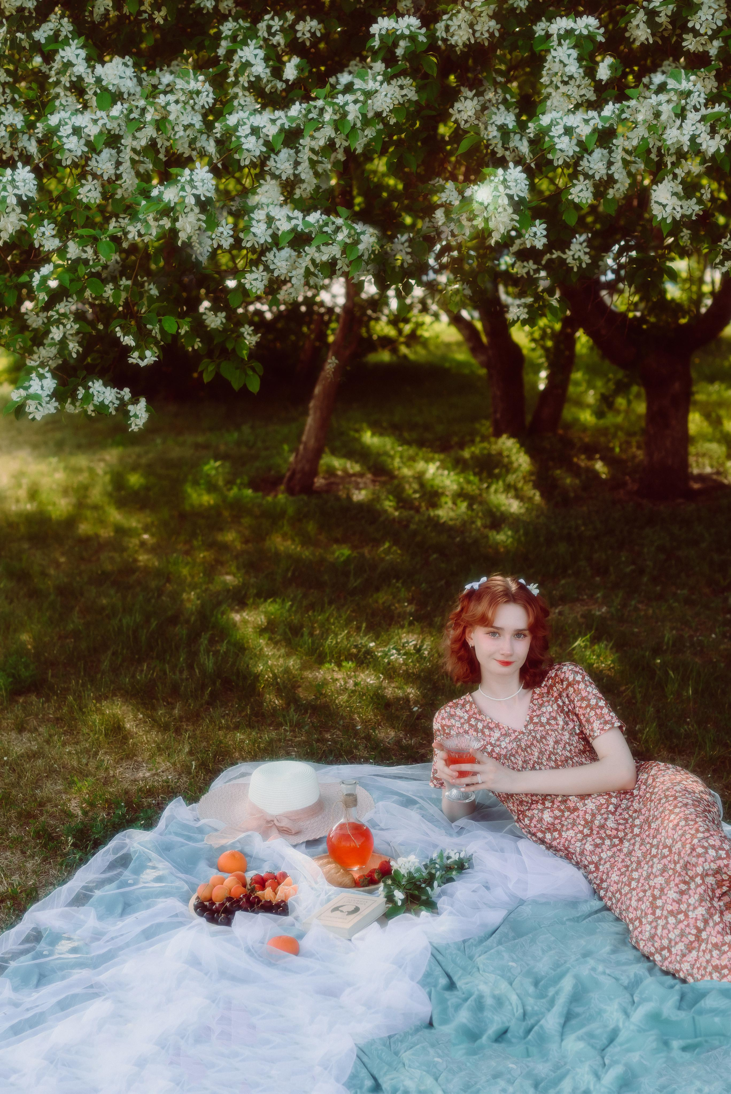 Фотосессия в цветущих яблонях в г. Кемерово