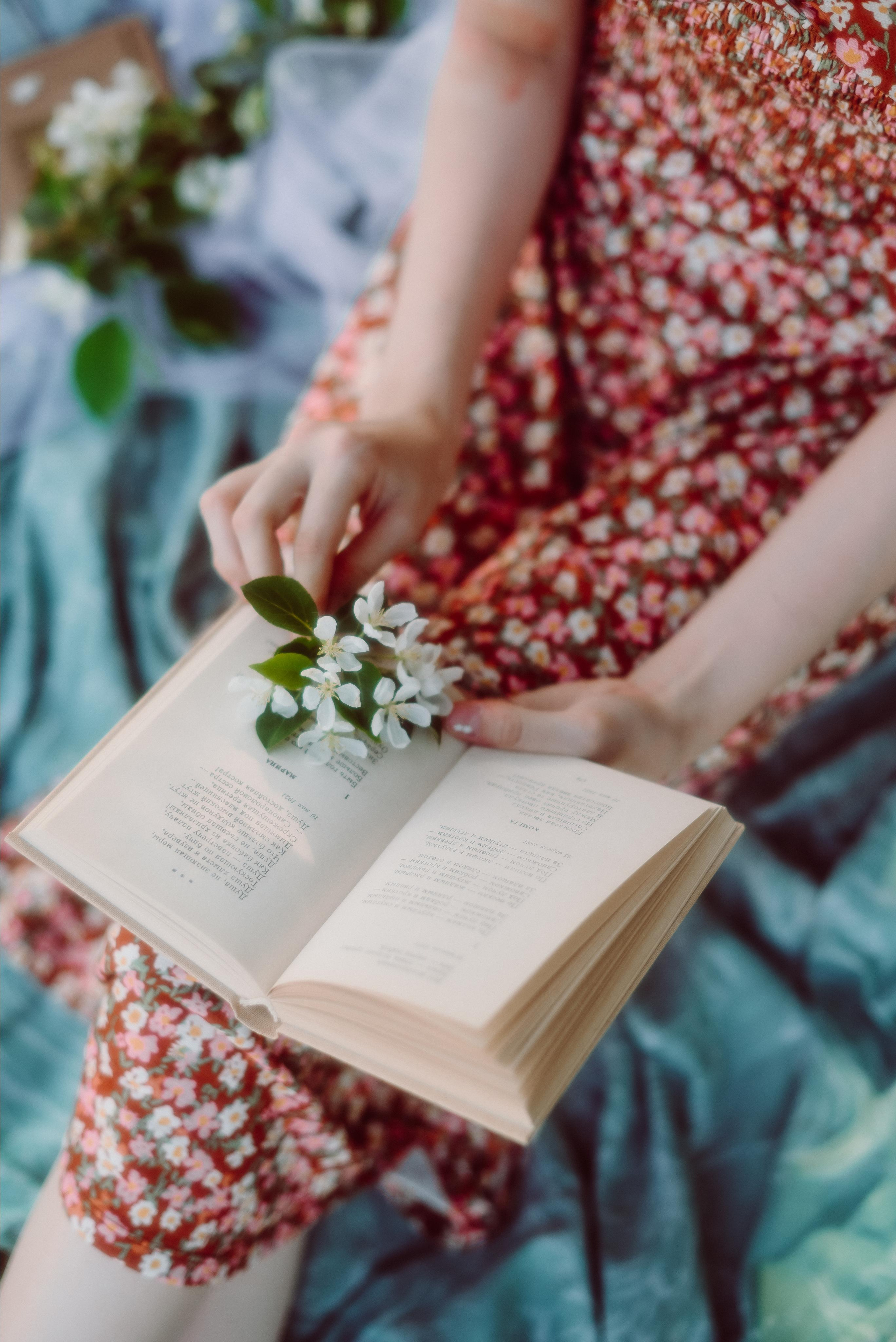 Фотосессия в цветущих яблонях в г. Кемерово