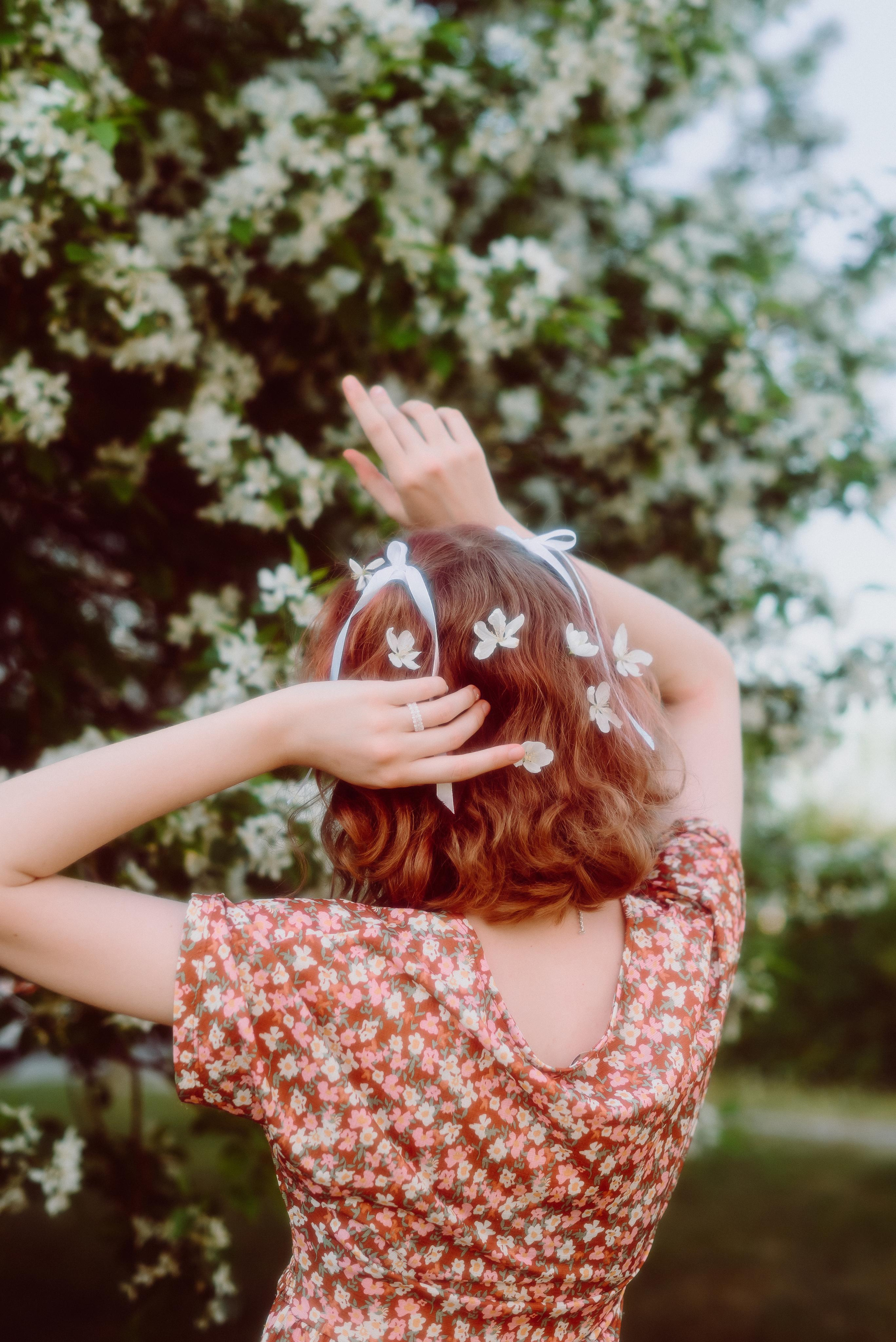 Фотосессия в цветущих яблонях в г. Кемерово