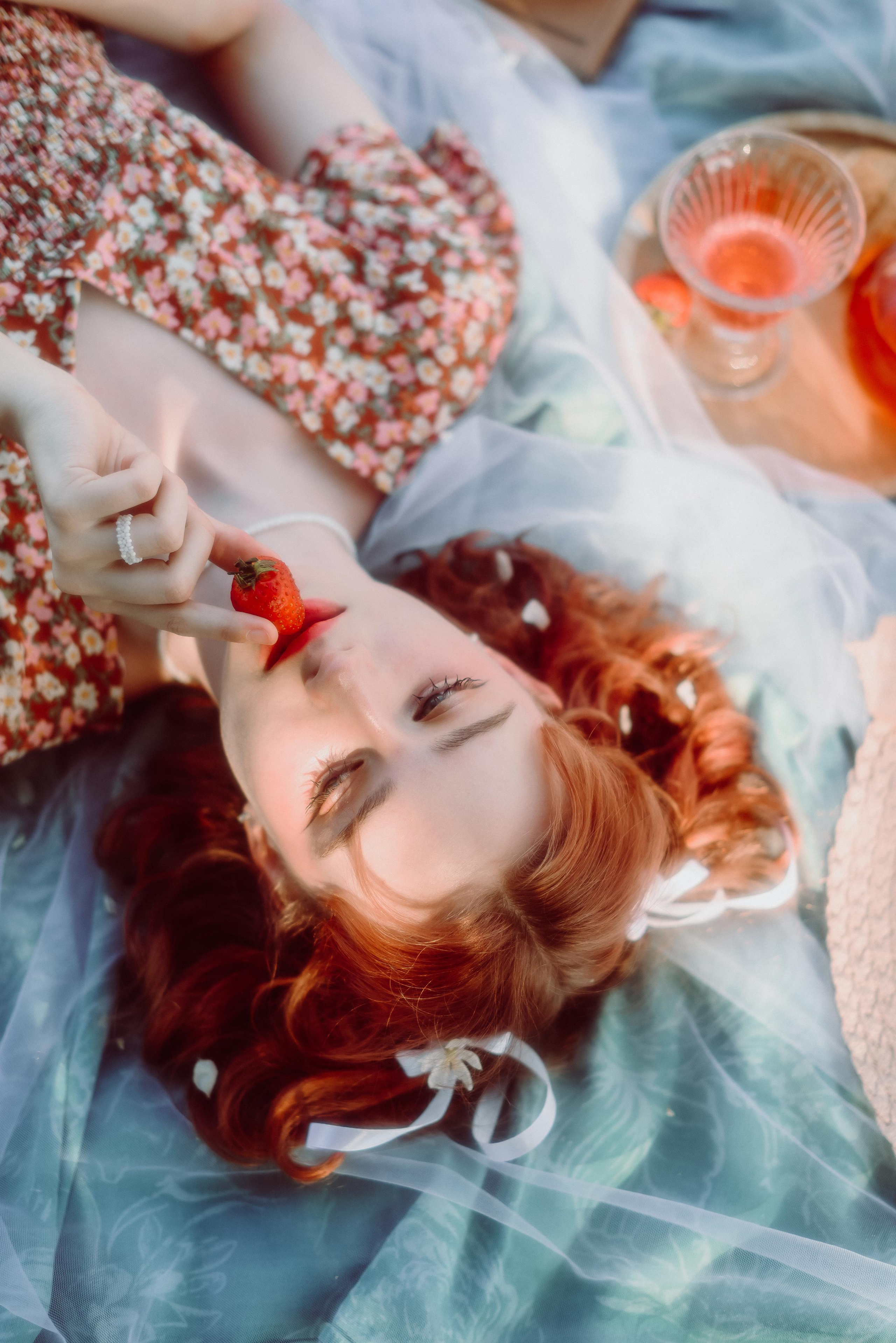 Фотосессия в цветущих яблонях в г. Кемерово