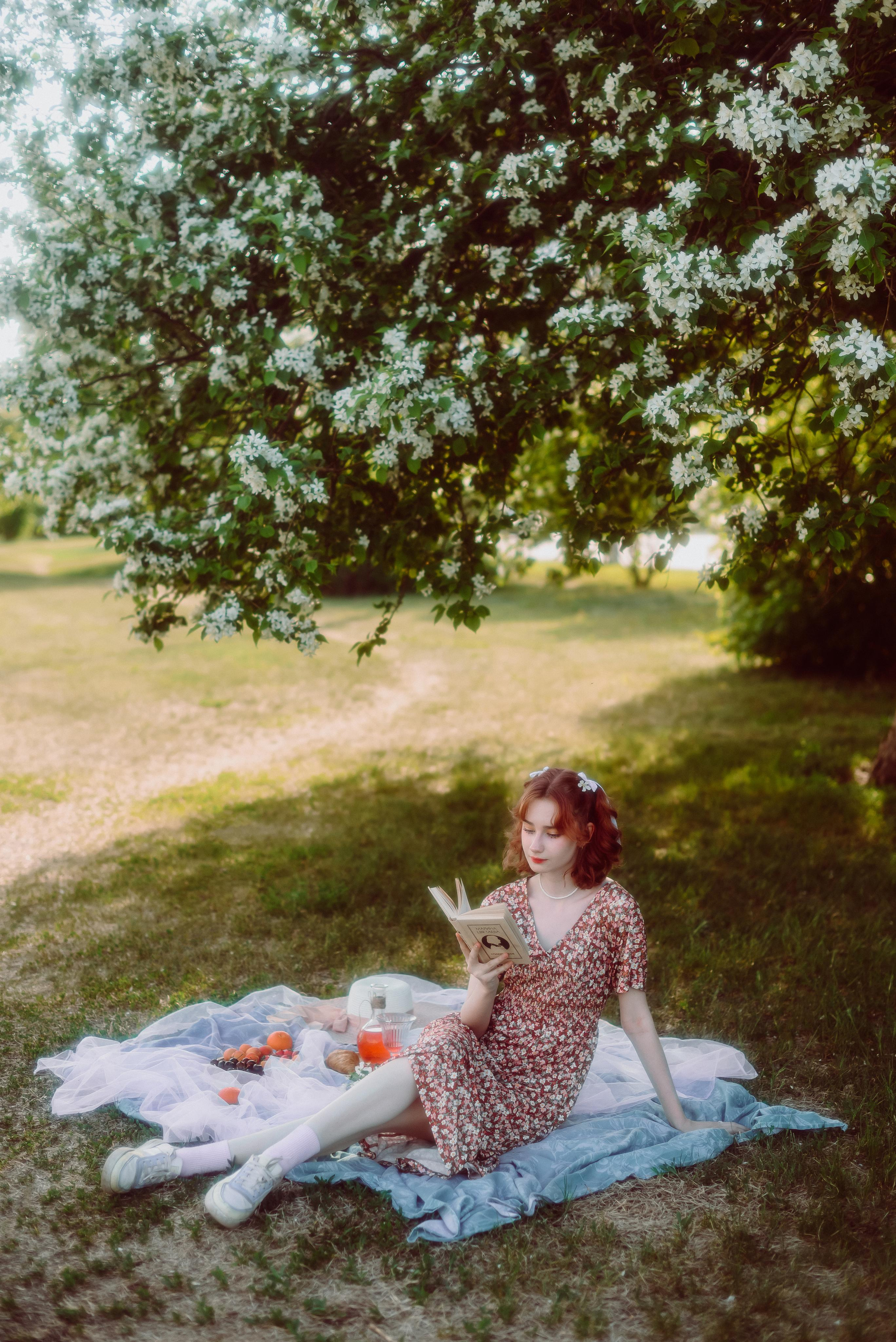 Фотосессия в цветущих яблонях в г. Кемерово