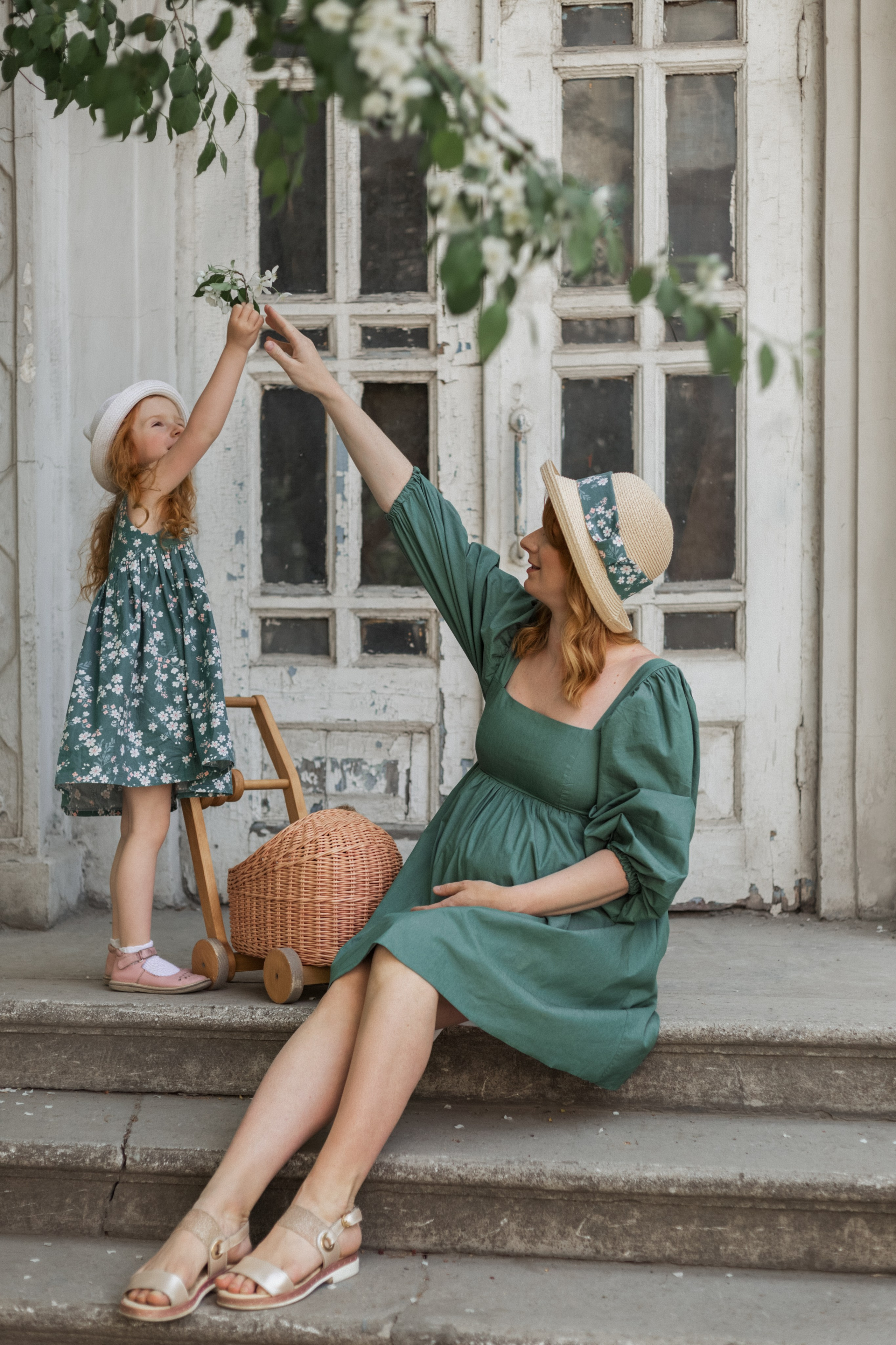 Алиса с мамой в цветении. Фотограф в Новосибирске Краснова Евгения