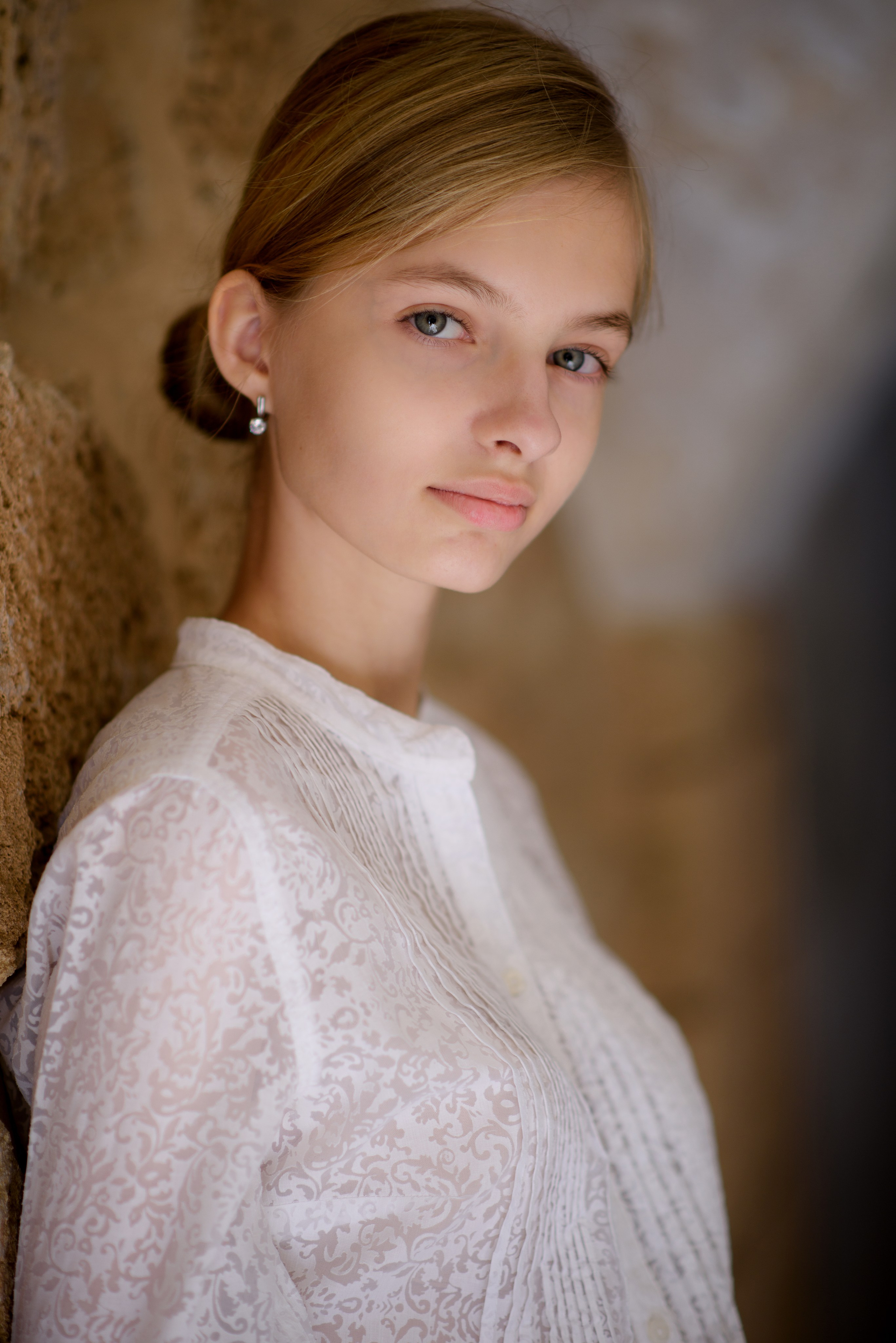 Девочка подросток на фоне старой стены 