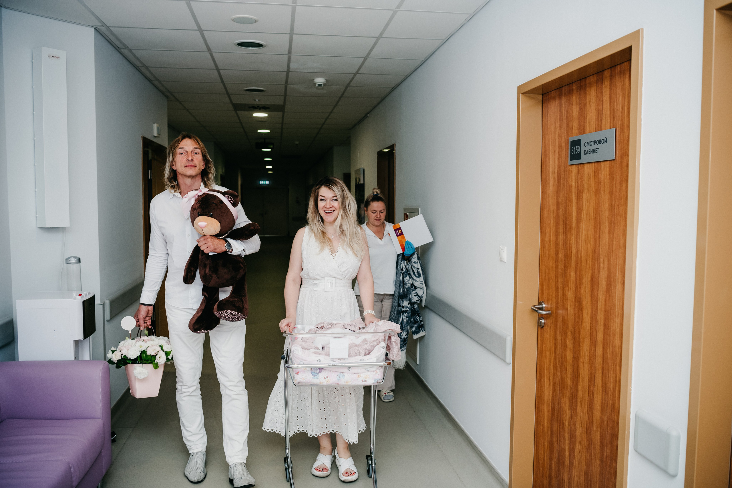 Выписка Полины в Лапино. Фотограф на выписку из роддома в Москве и МО