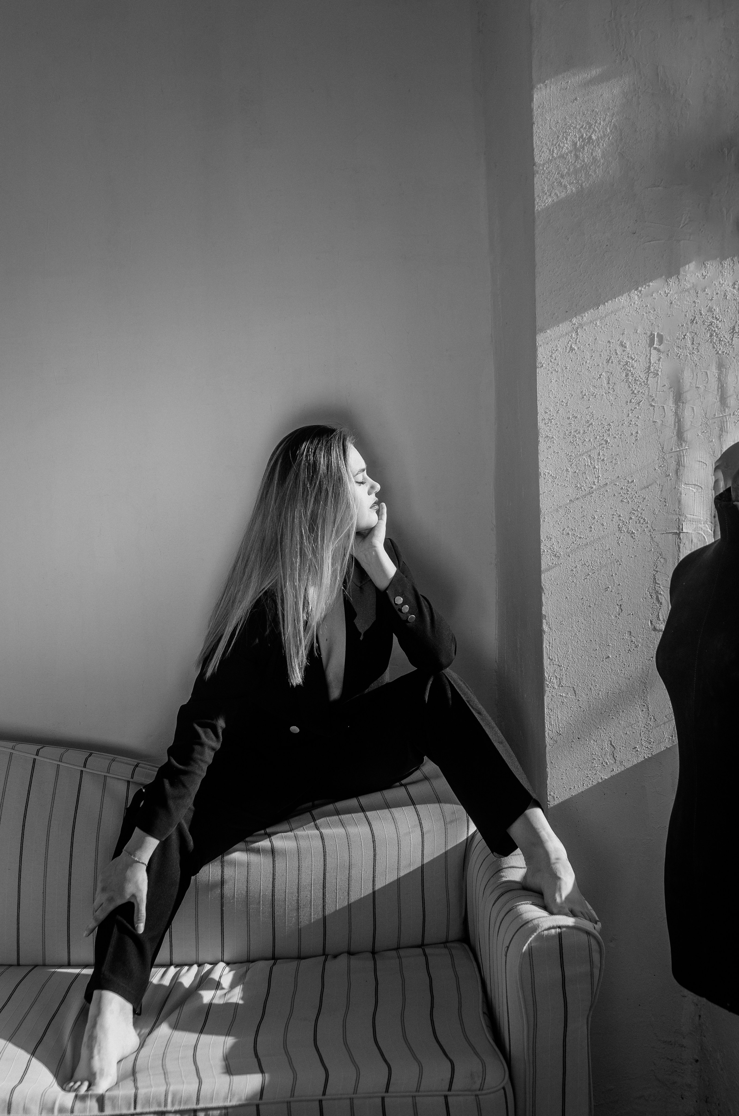 Женская фотосессия в стиле минимализм. Денисова Аля — фотограф для парных съемок и индивидуальных историй в Барнауле