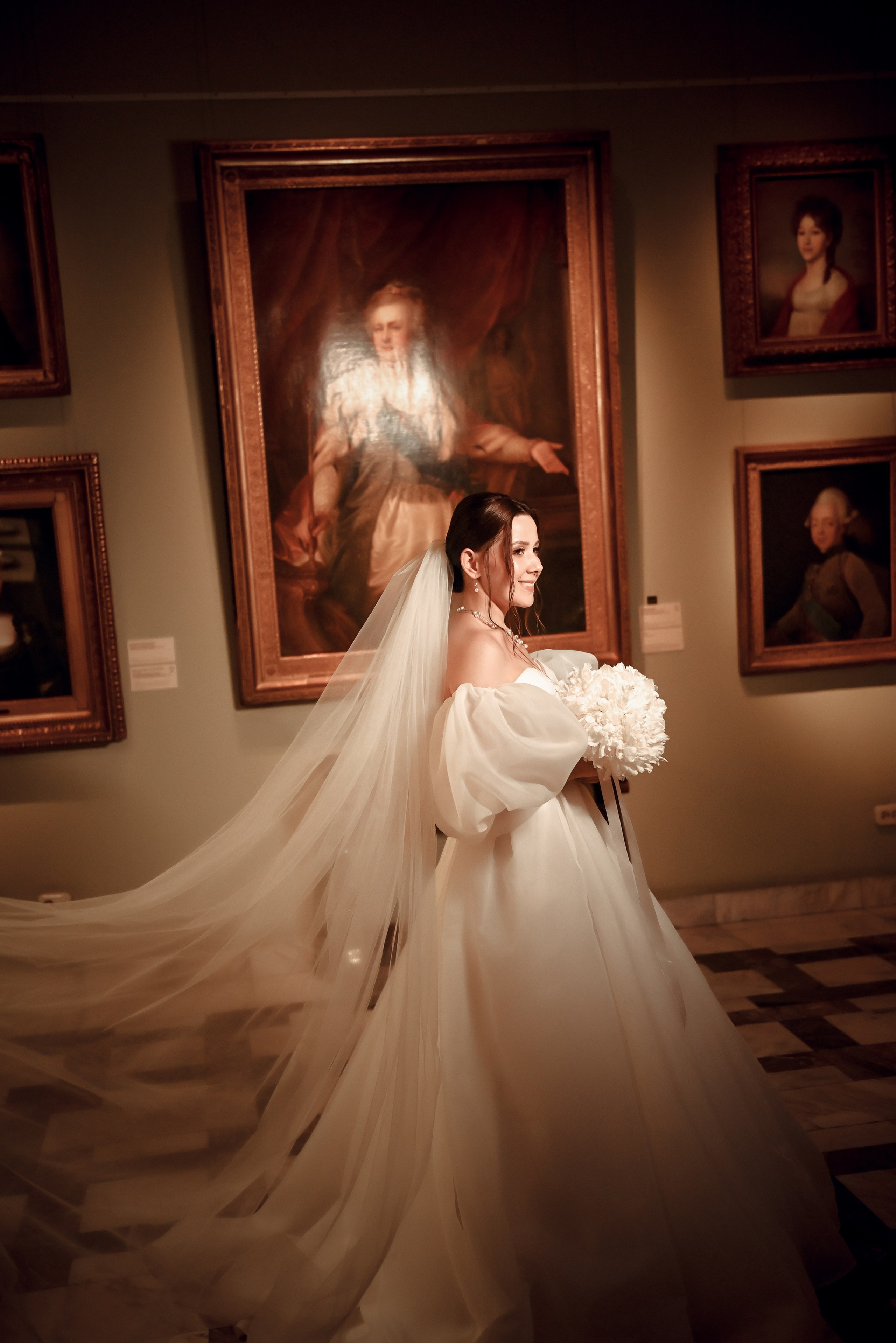 Небольшая свадебная серия в музее и прогулкой под дождем Эльмиры и Ризата. Свадебный, семейный, детский, контент фотограф в Омске Максим Ильин