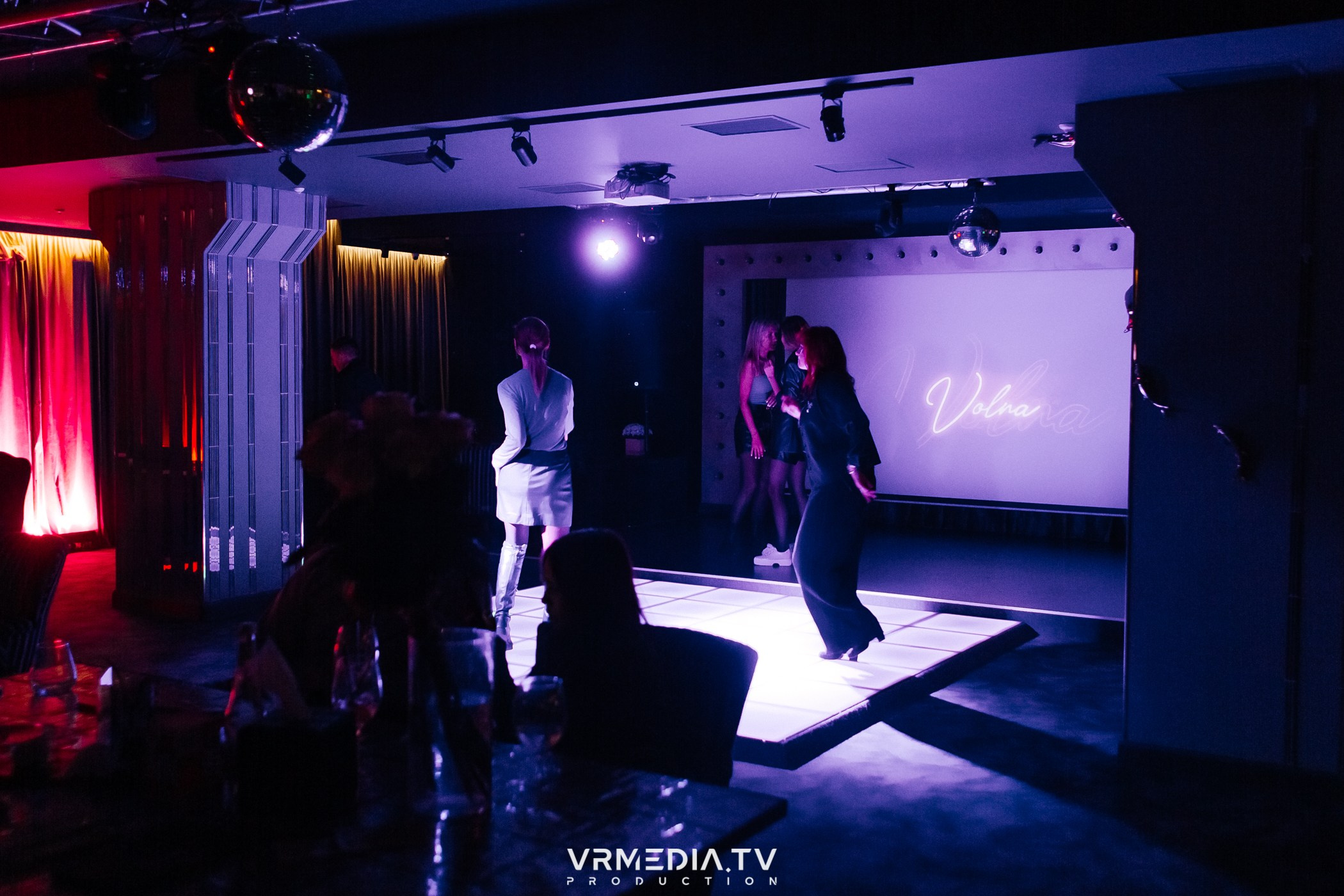 POP-STAR PARTY в караоке-баре «Volna»