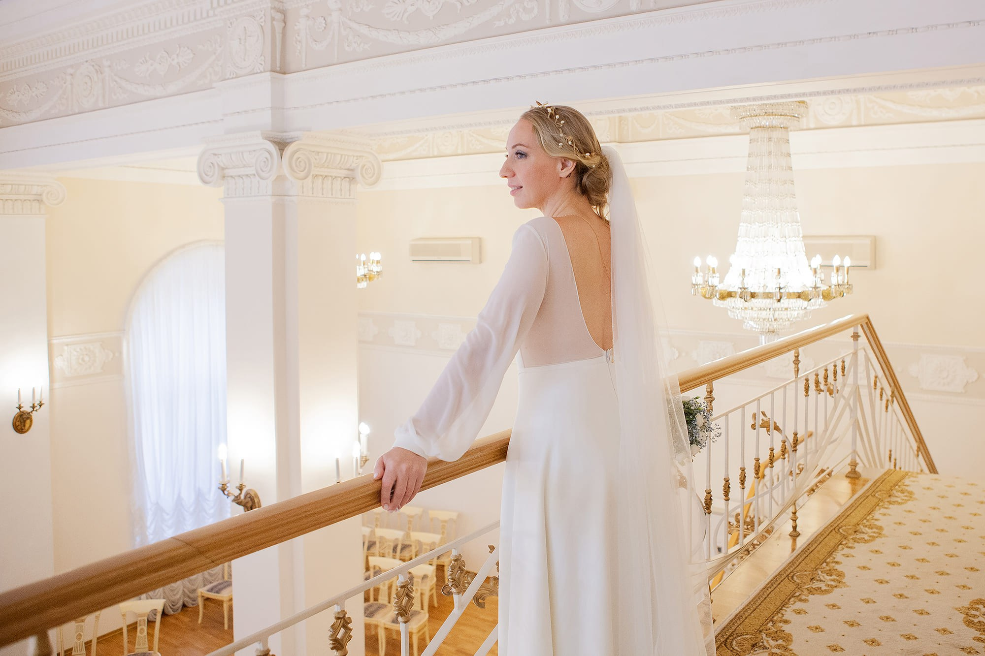 portrait-of-the-bride-in-the-interior-of-the-wedding-palace
