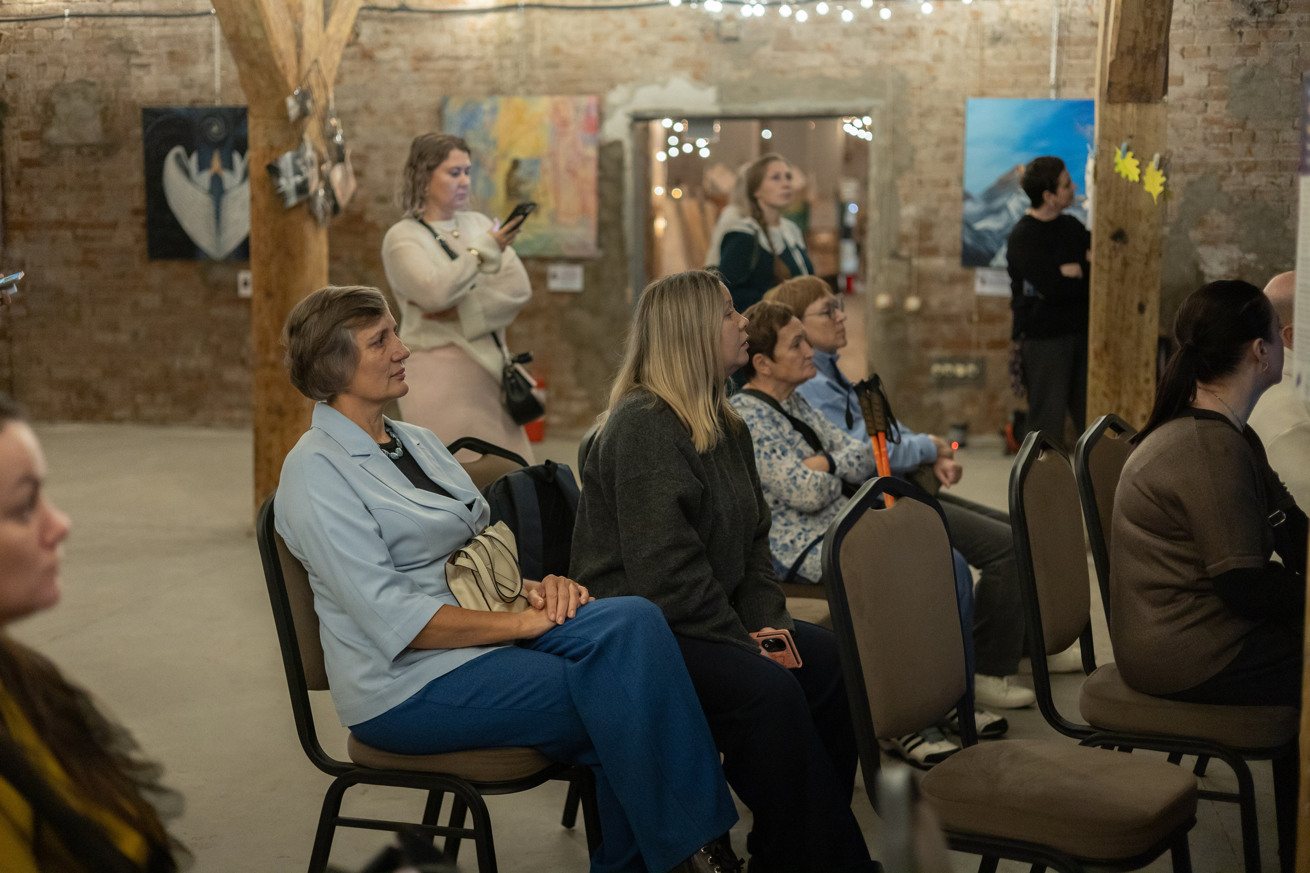 Выставка «АНГЕЛЫ МИРА». Фотограф Красноярск съемки лавстори, фотосессия в студии, портретная съемка, творческие фотосессии