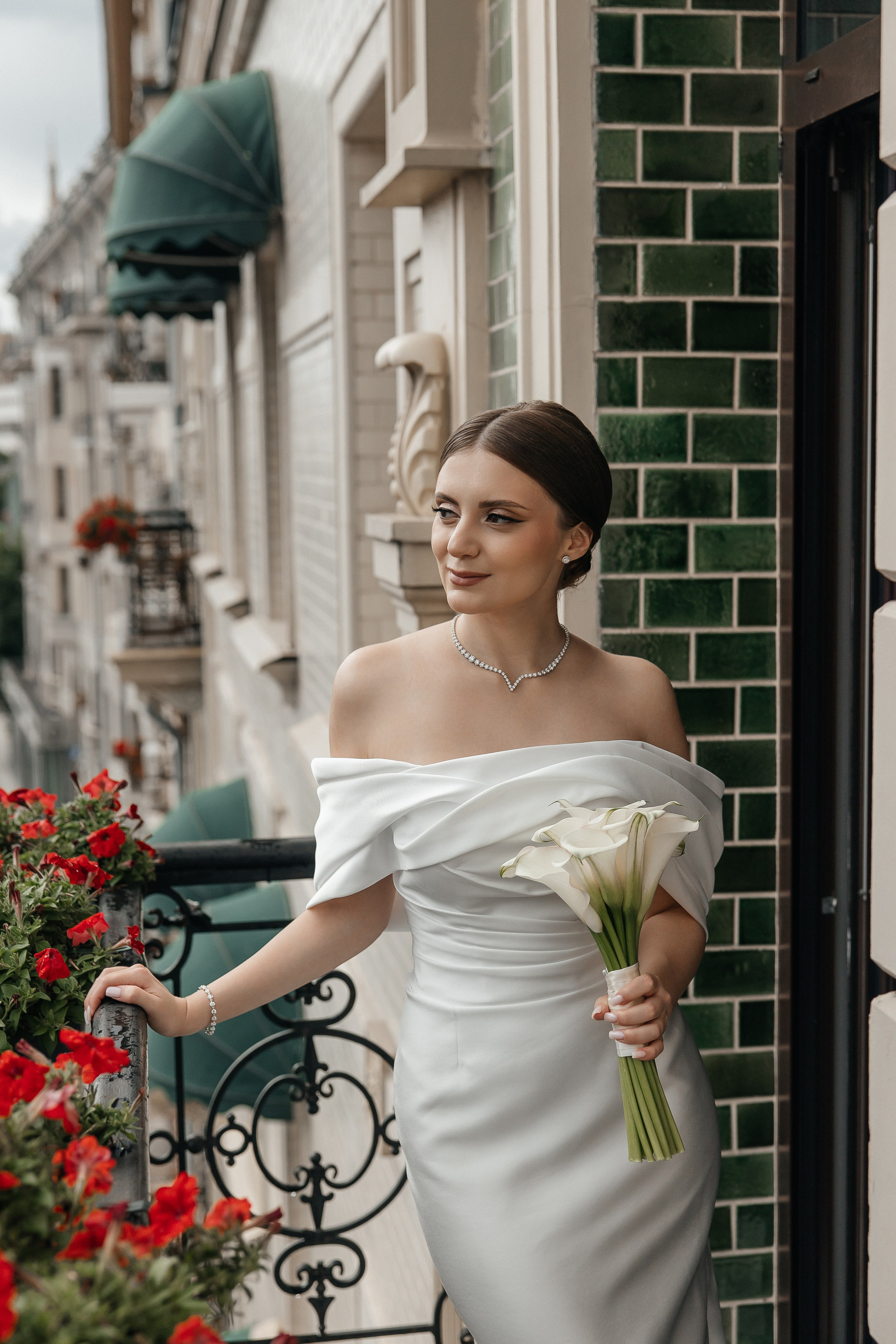 Утро невесты и свадебная фотосессия на балконе в отеле Hartwell Хартвел в Москве