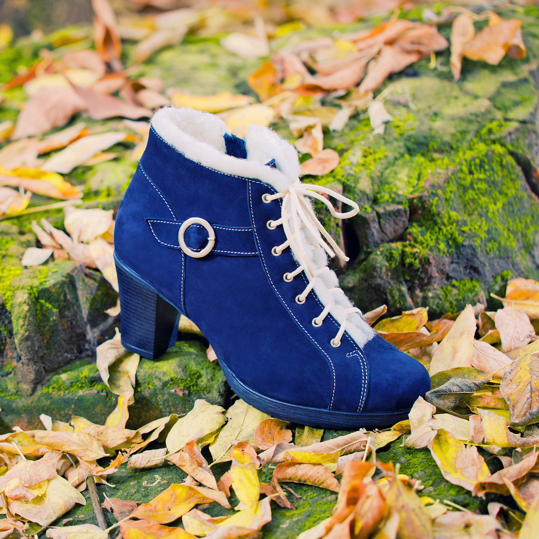 синий кроссовок с каблуком на природном фоне