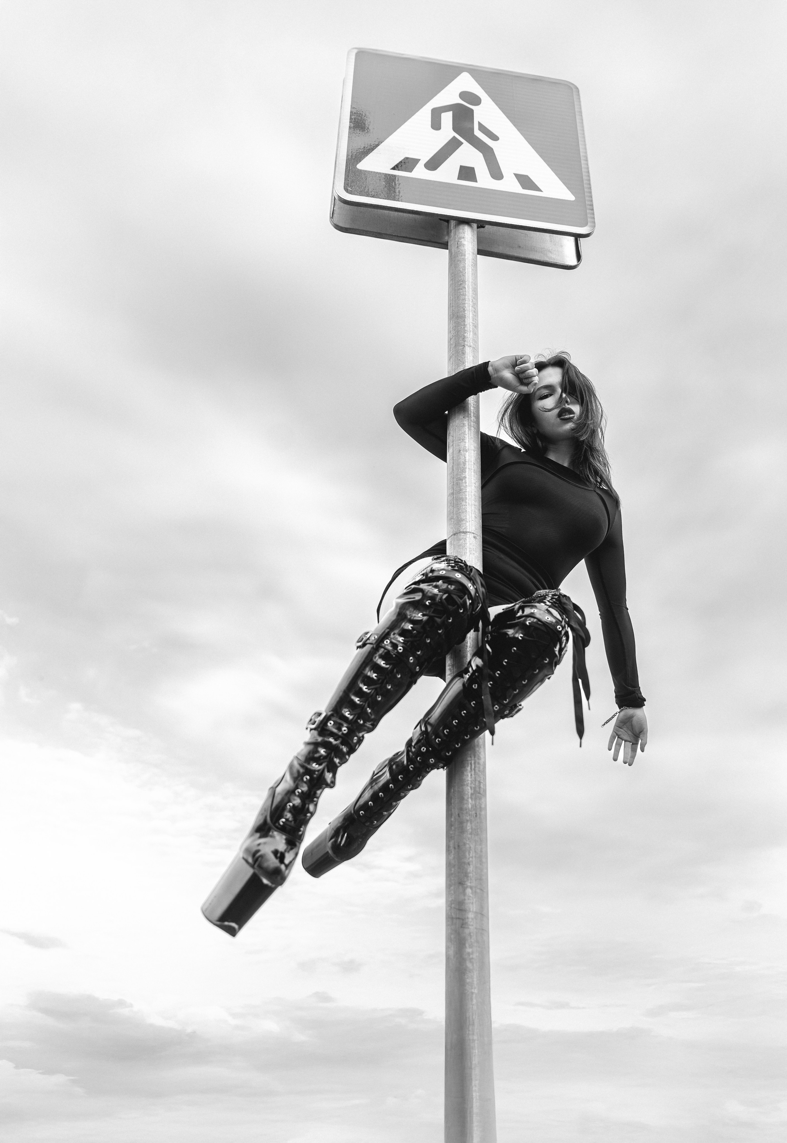 Стрит фотосессия на пилоне. Портретный фотограф в Москве Фарид Леонов