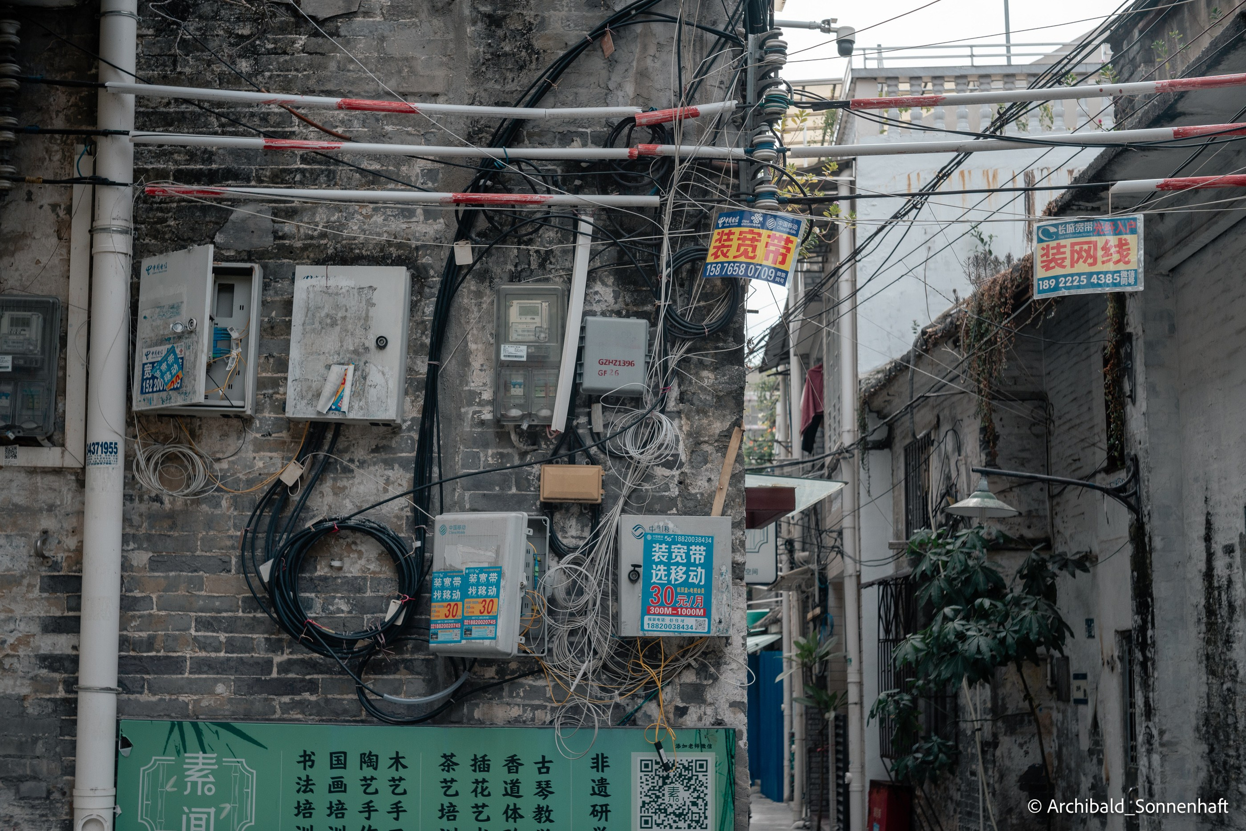 Walking in GZ, sunday. Photographer in Guangzhou, China. Archibald Sonnenhaft