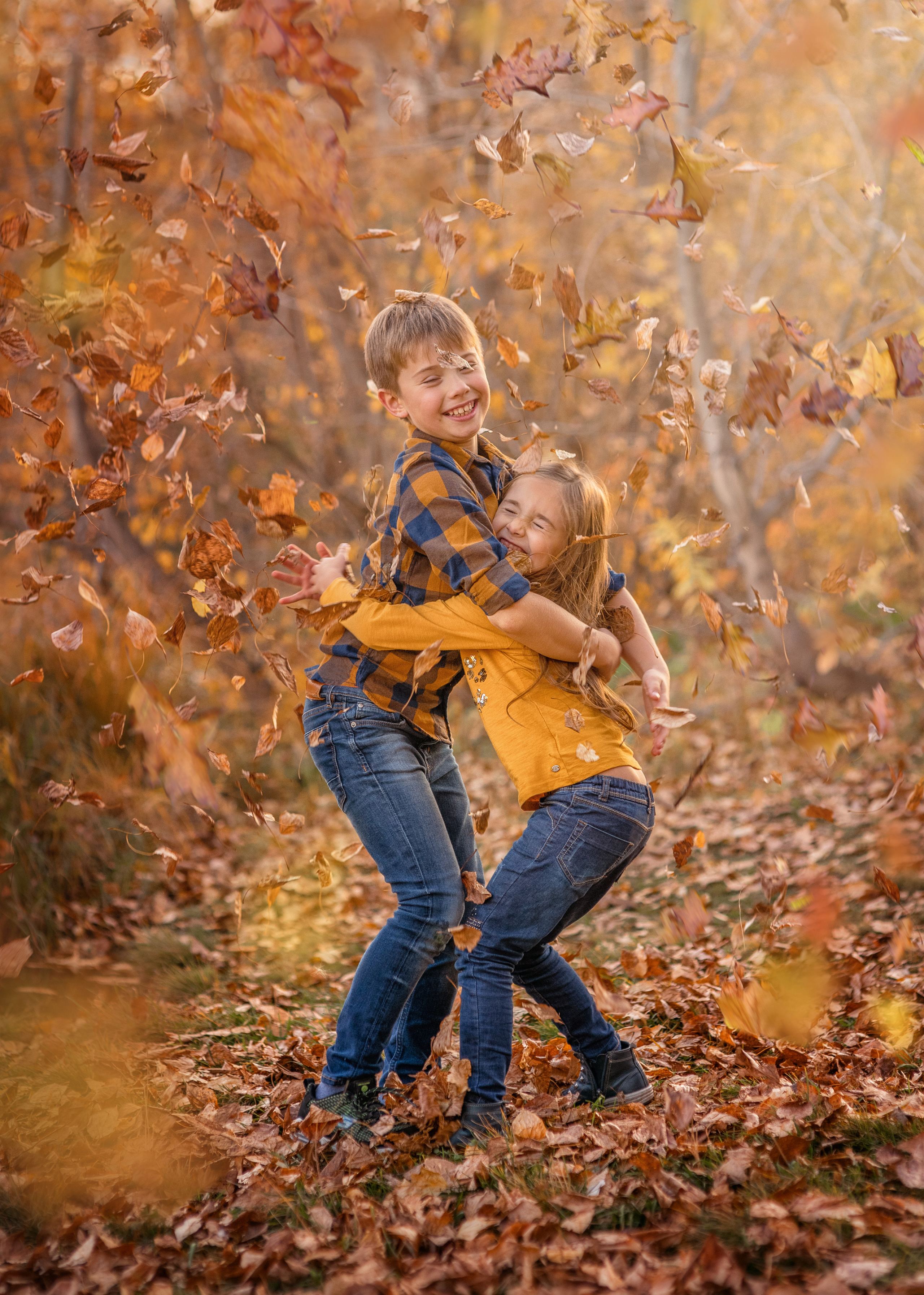 дети веселятся и обнимаются в осеннем парке