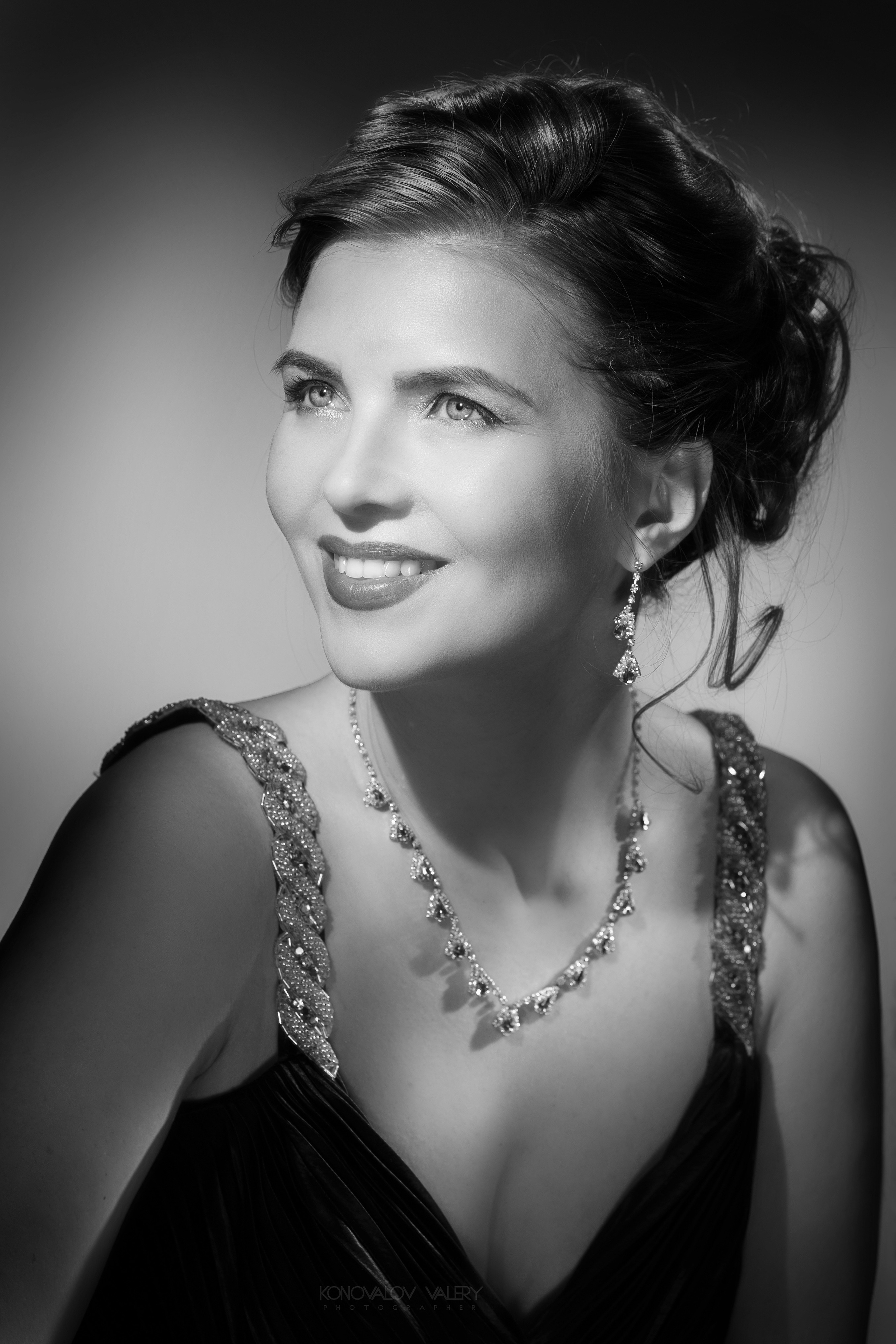 Женский портрет в стиле студии Harcourt в черно белом исполнении.