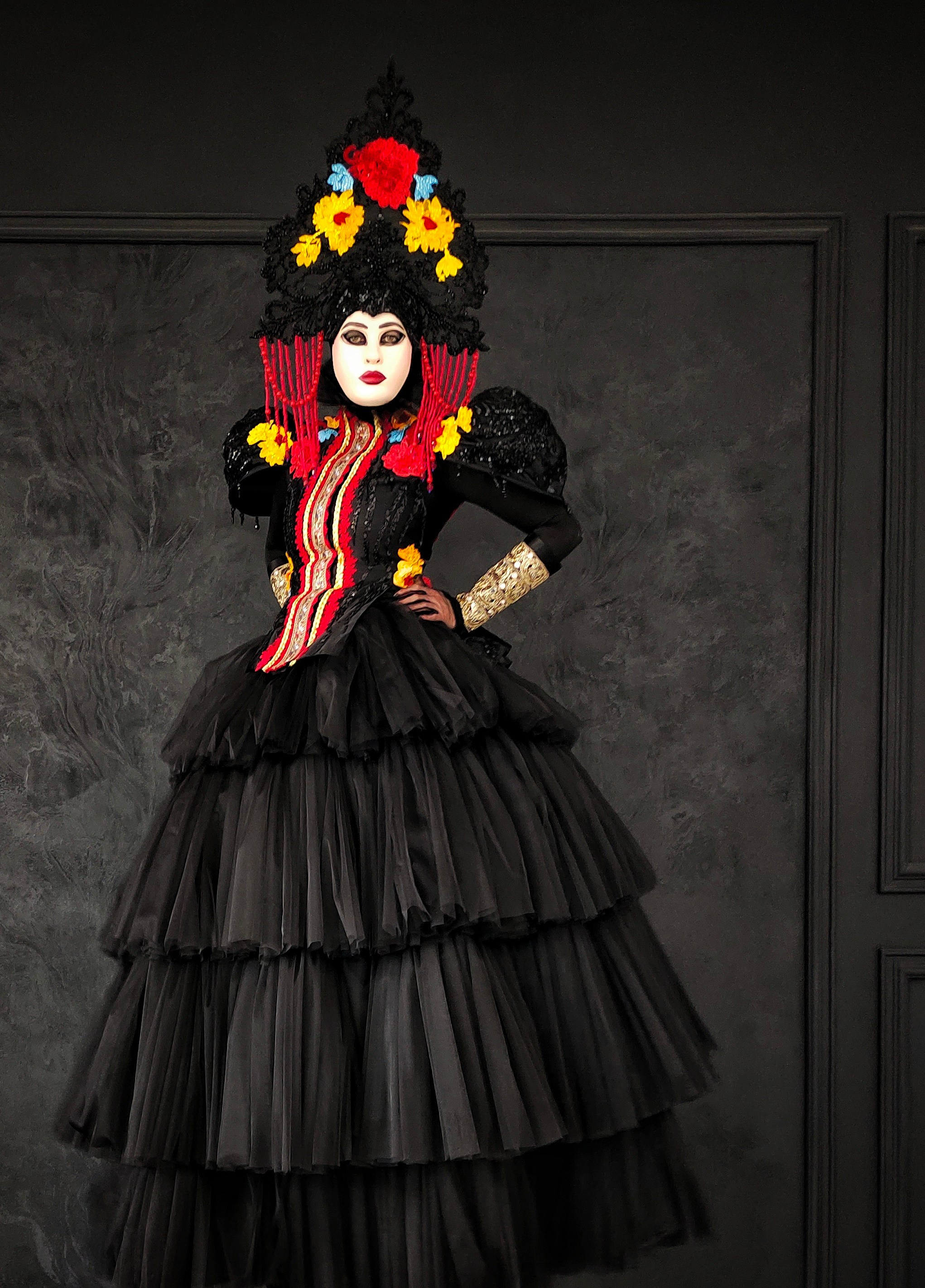 Чёрный костюм в русском стиле. Мимы и Ходулисты на встречу гостей. Москва