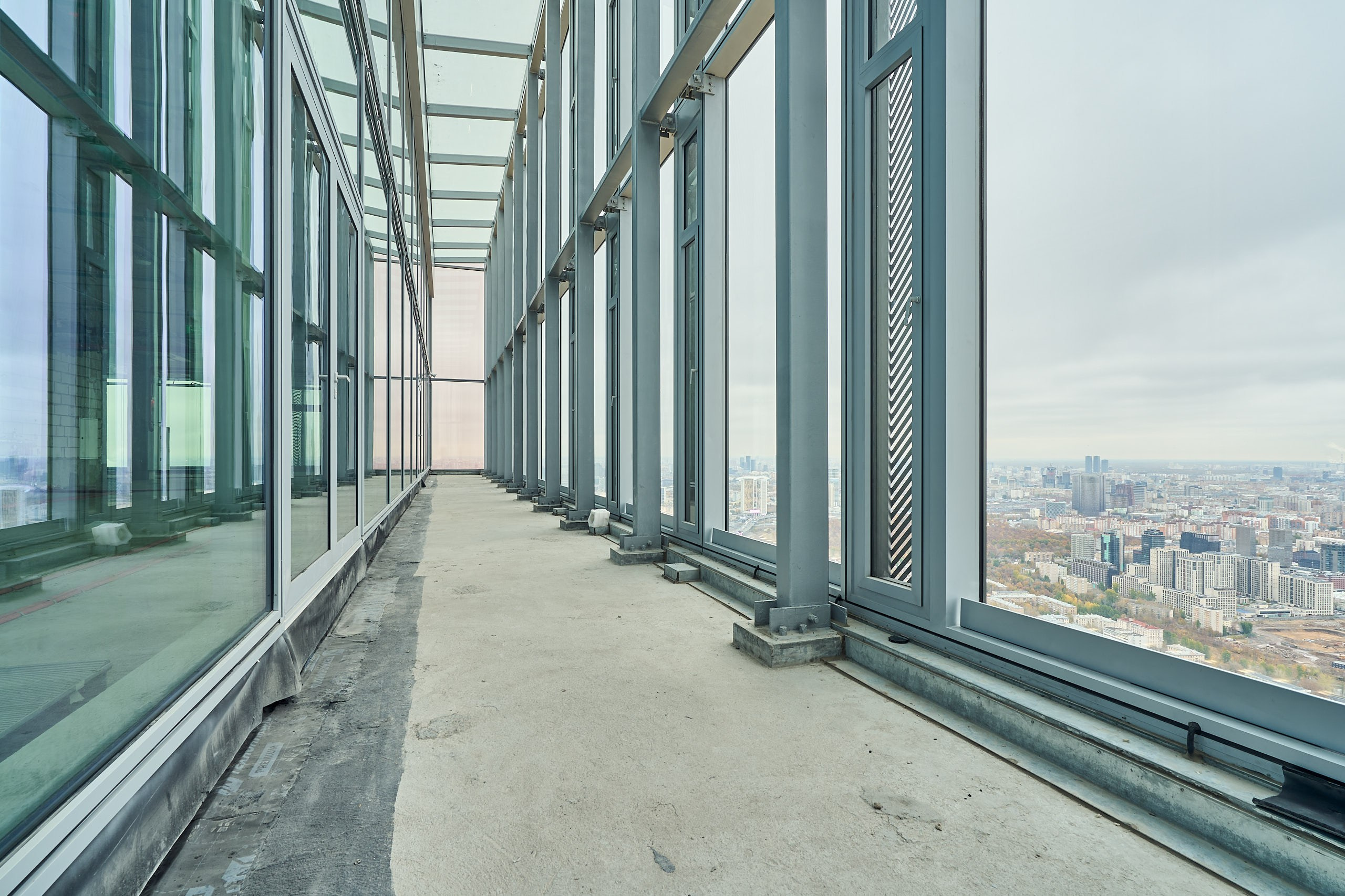 Интерьерная фотосъемка сплошного видового  балкона на последнем этаже небоскреба iCity с видом на город