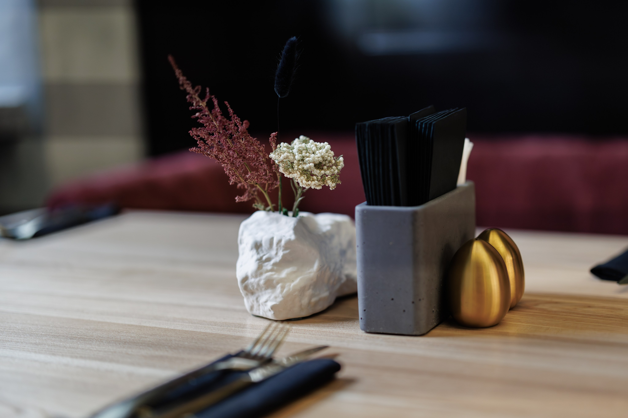 Фотограф для интерьерной съемки ресторана. Контент для бизнеса в Екатеринбурге Полдень Медиа