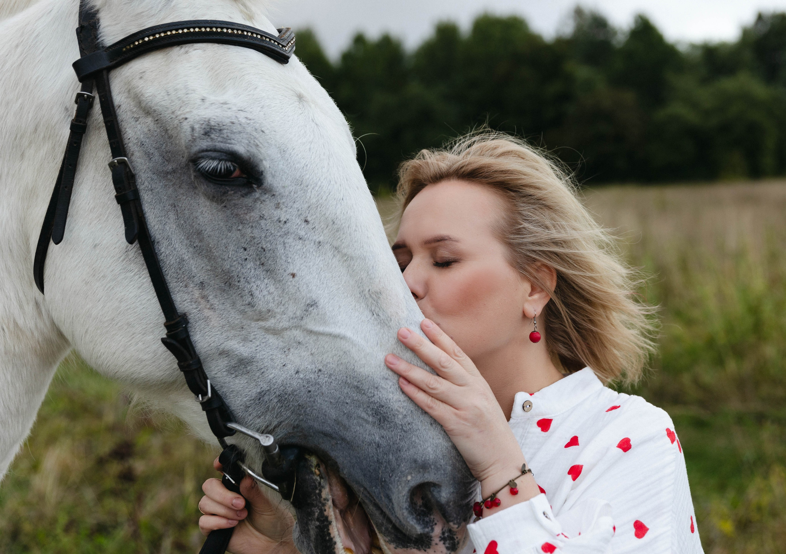 В поле с конём. Свадебный и семейный фотограф в Карелии