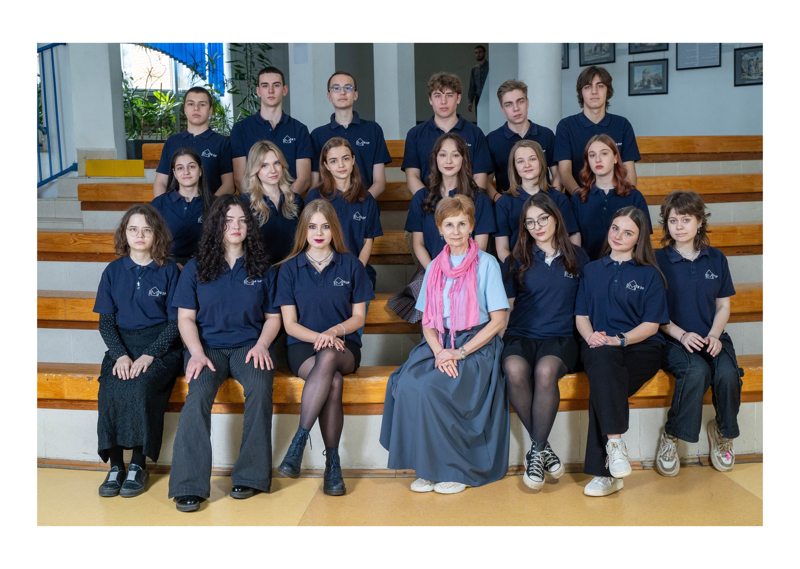 Оживающая общая фотография - старшеклассники вместе с классным руководителем в красивом зале московской школы