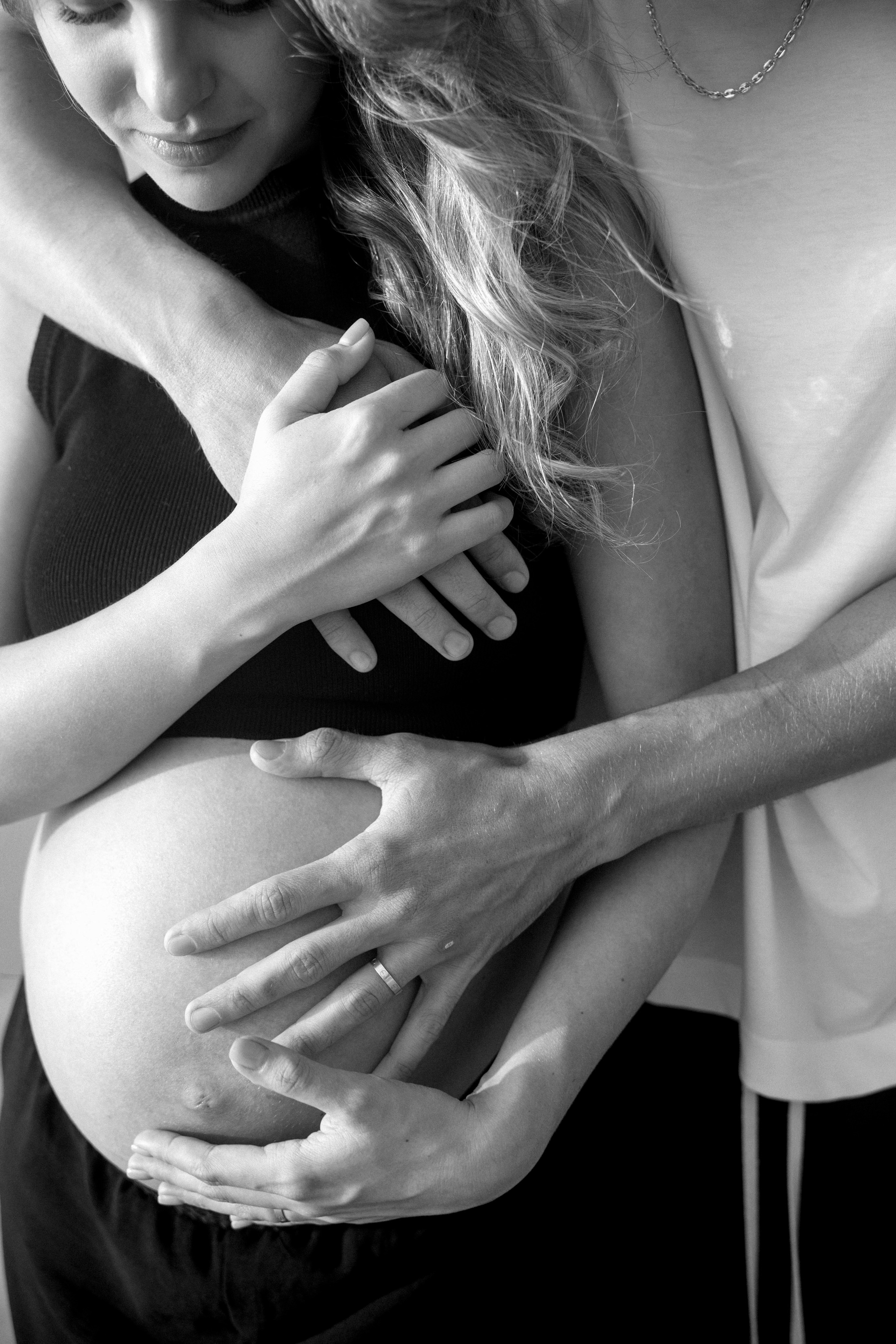 Pregnancy photoshoot near the sea (cloudy weather). Главная