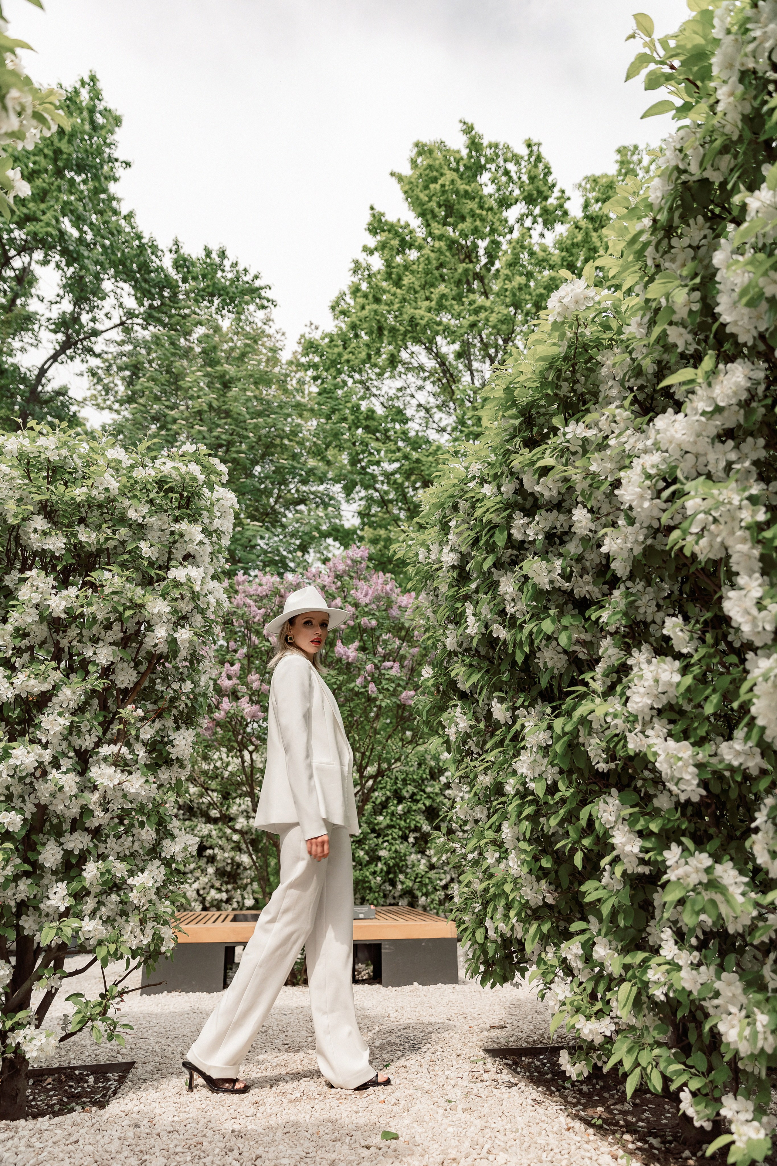 Портретная фотосессия Даши среди яблонь. Свадебный фотограф Москва