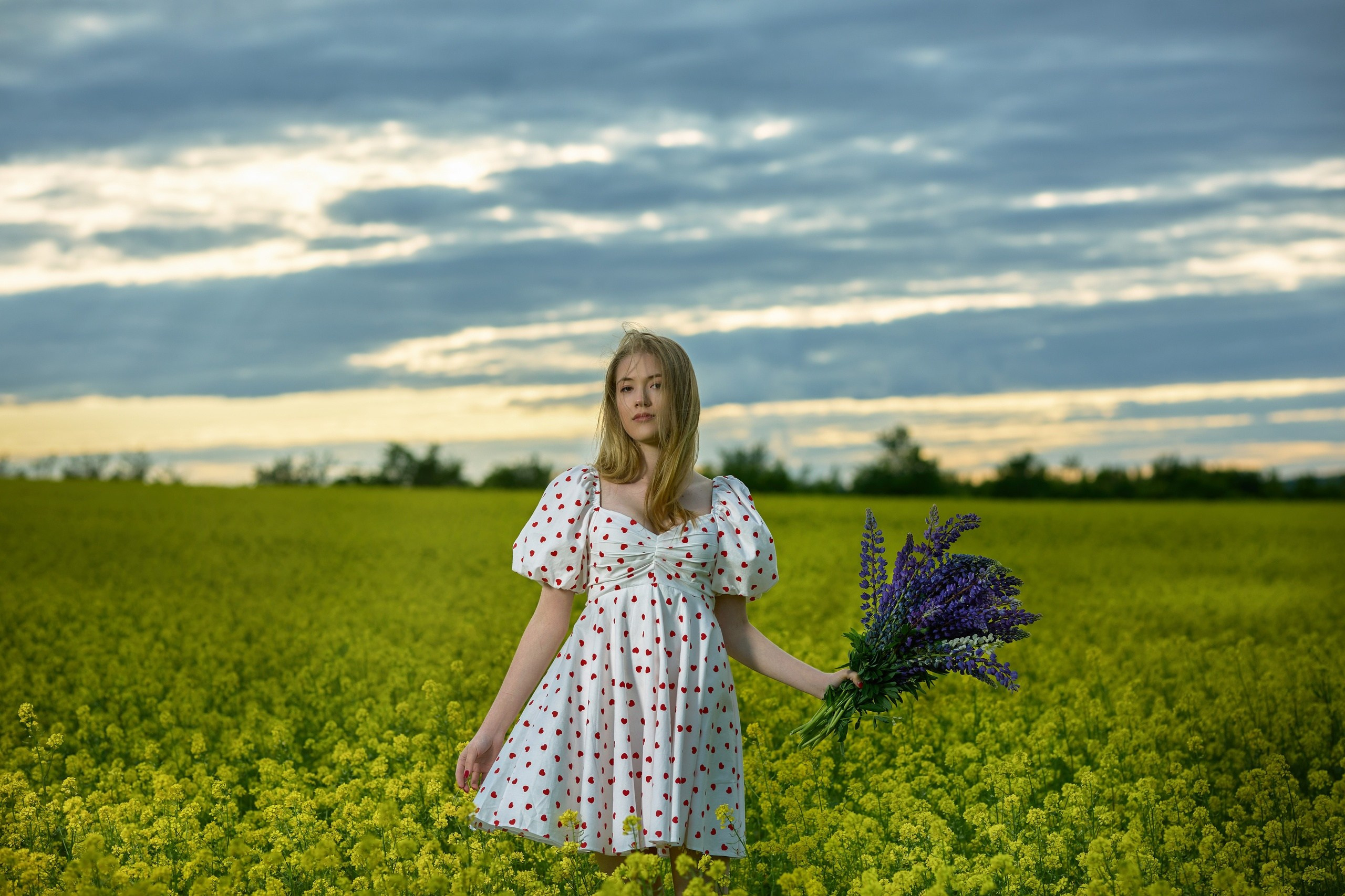 Девушка в цветущем желтом рыжиковом  поле.  Фотосессия в рапсовом поле Чебоксары Чувашия