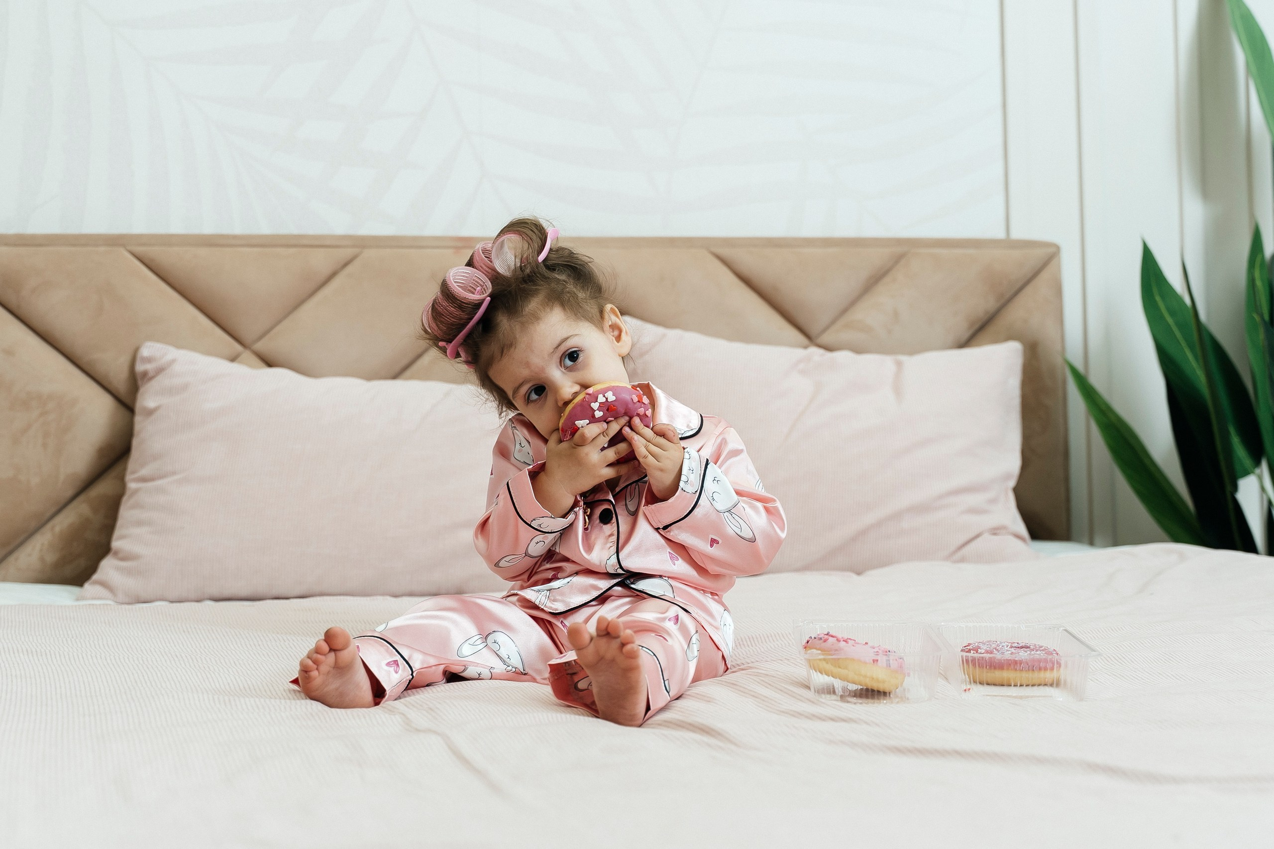 Детская фотосессия на 2 годика, девочка кушает пончик