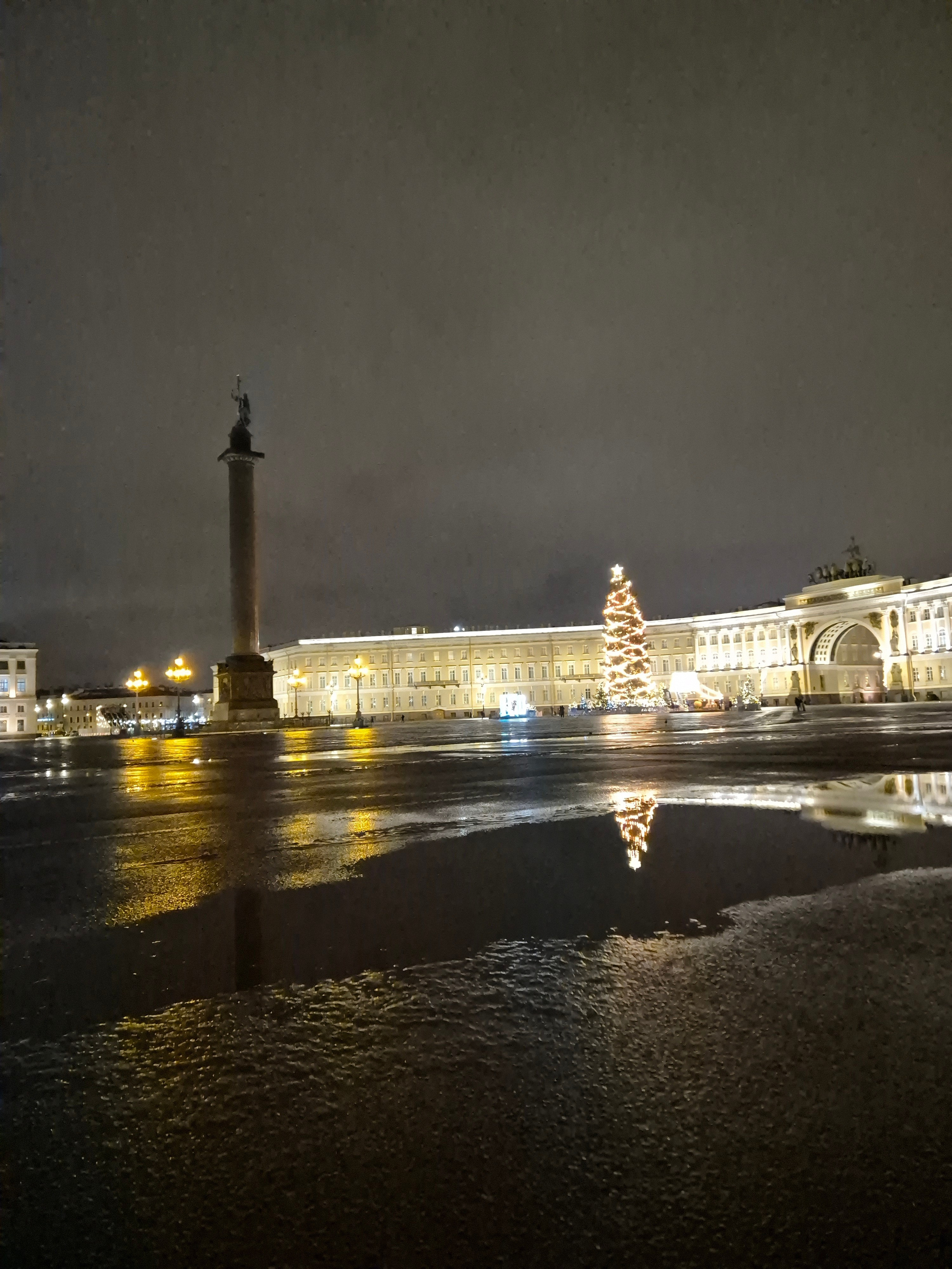 На Дворцовой утром пустынно и кривая елка. Традиционно, последние несколько лет