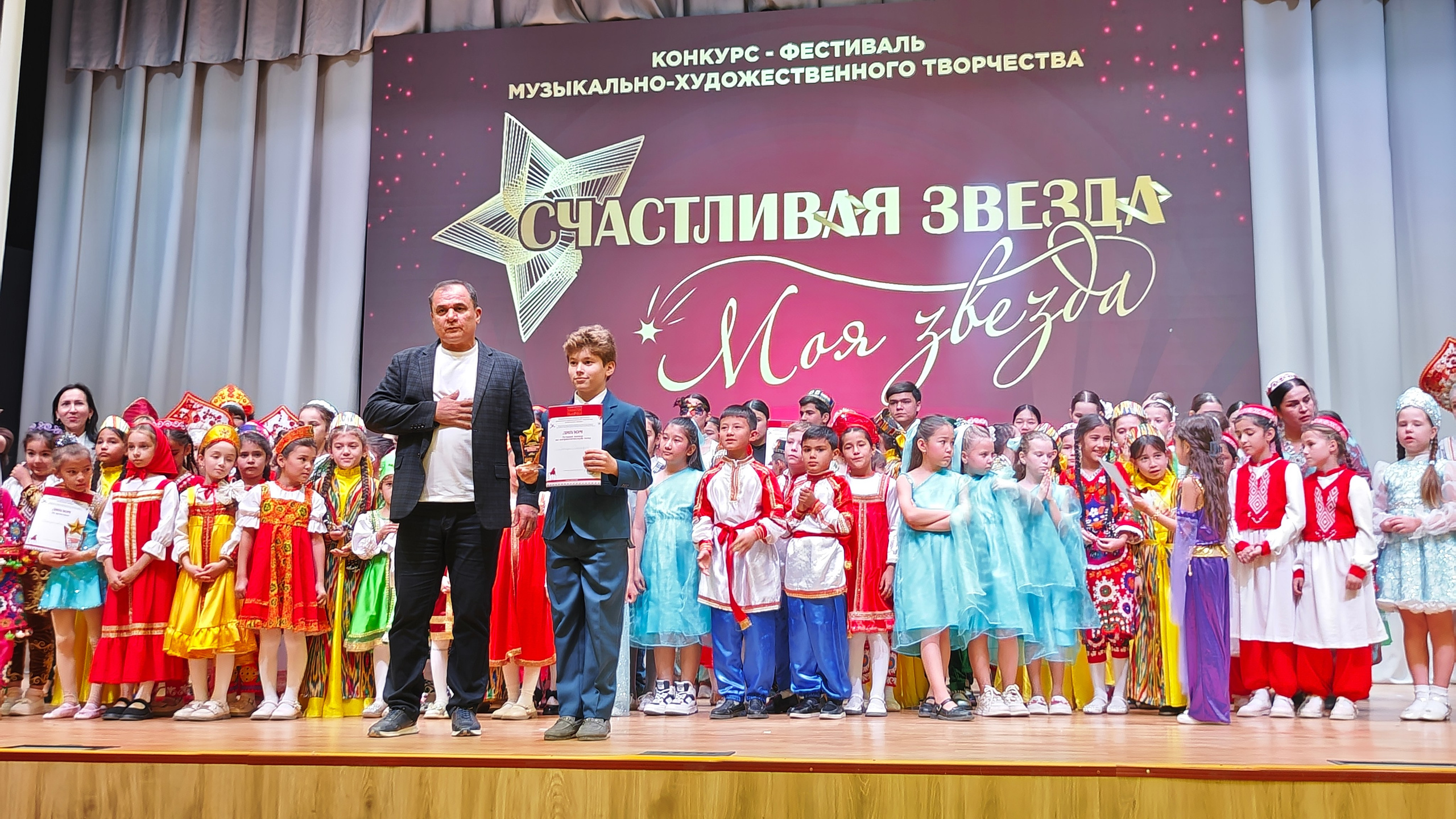 1 ноября 2025 г, г. Бохтар, Таджикистан. Золотое яблочко