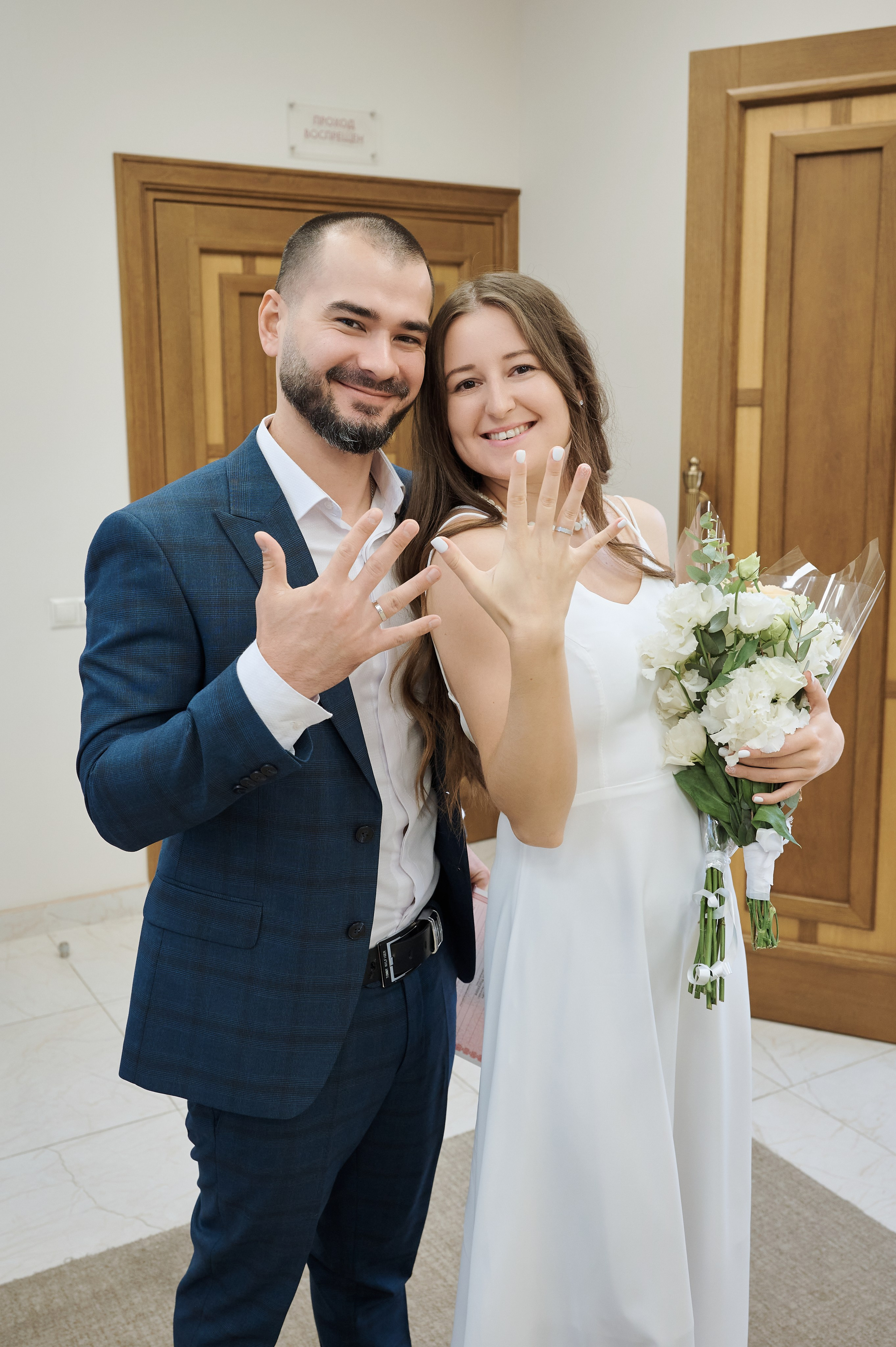 Жених и невеста на свадебной церемонии, честные эмоции, живые свадебные фотографии