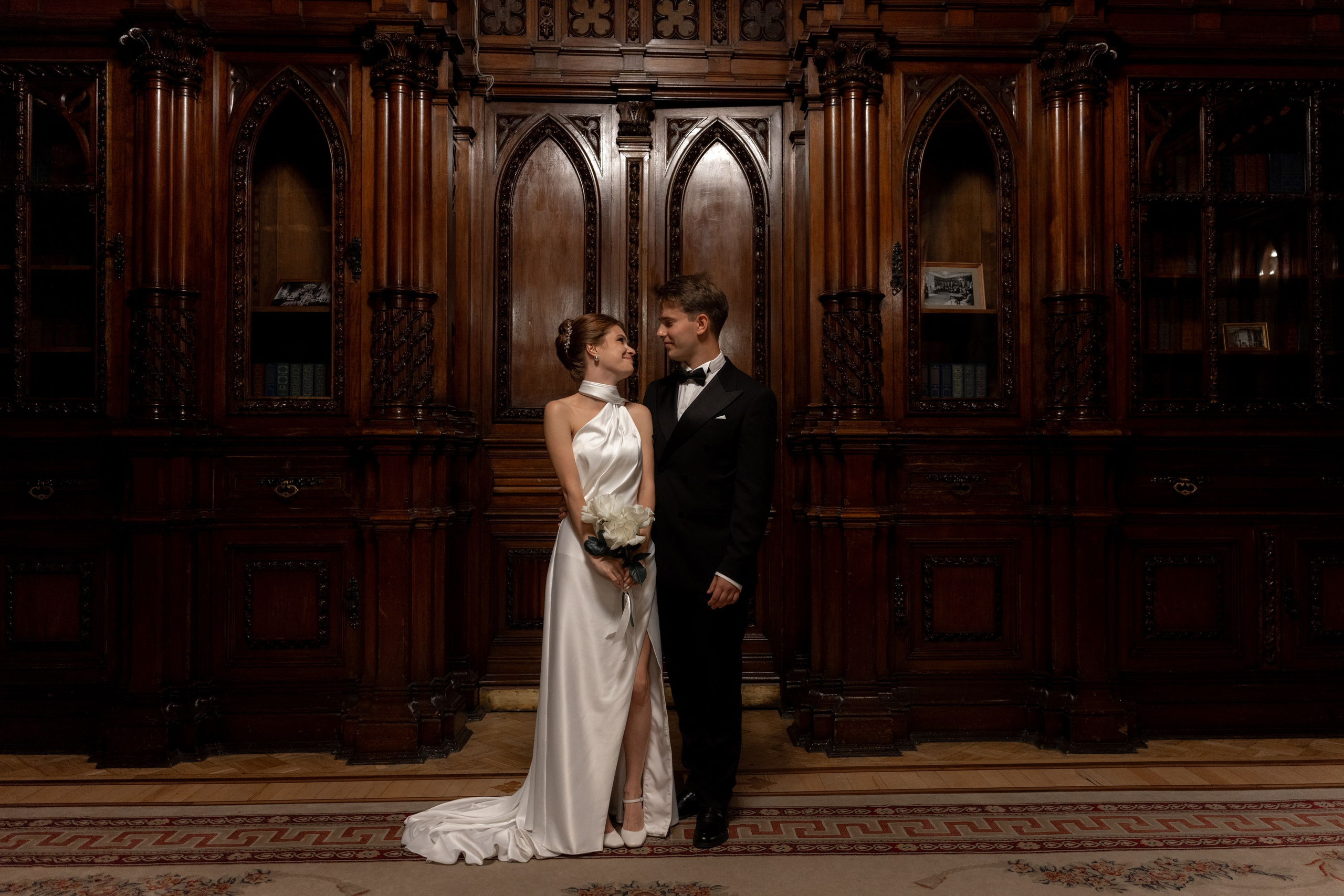 жених и невеста в ореховой гостиной Дворца бракосочетания №1 в Санкт-Петербурге.