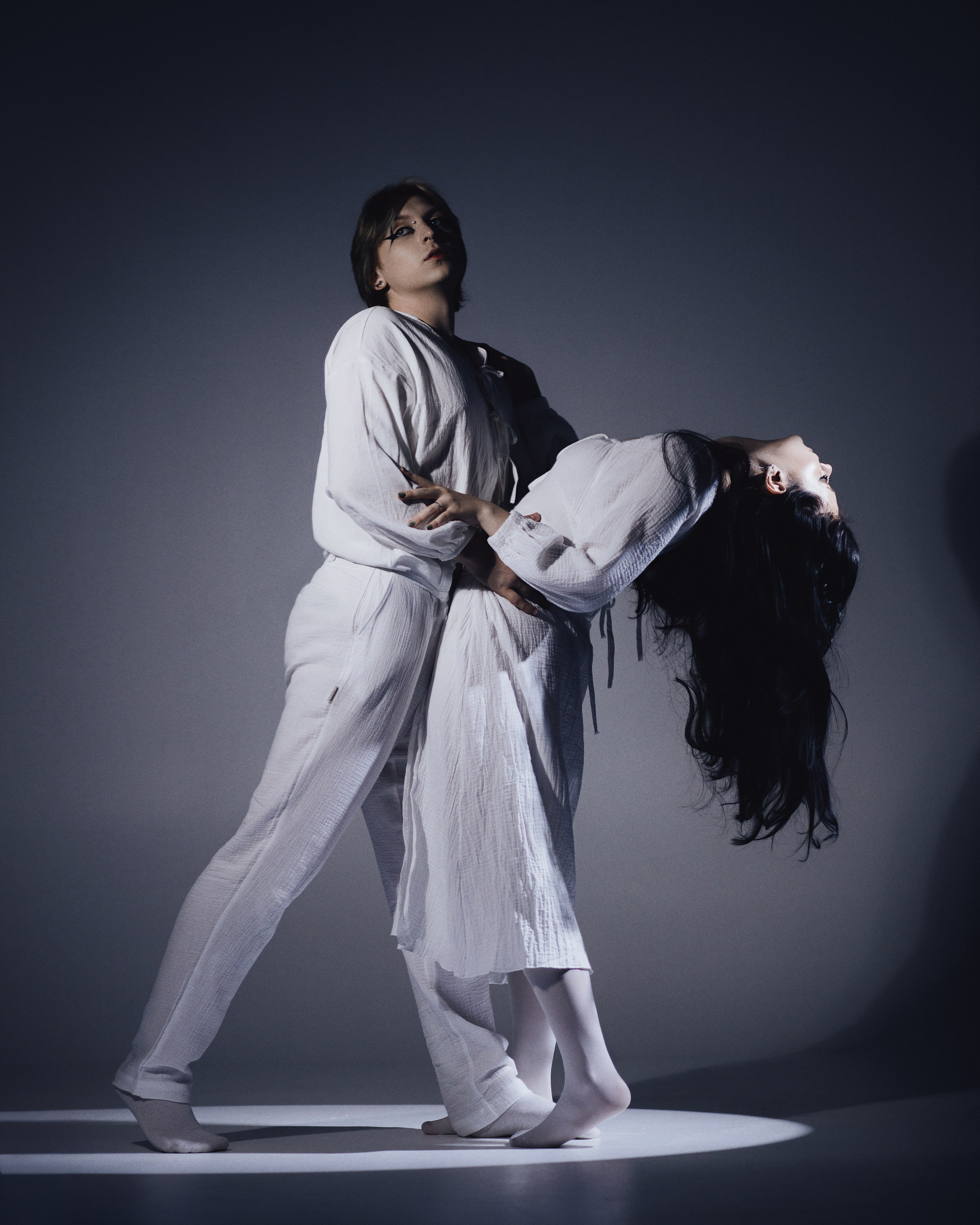 Фотограф Александра Овечкина (Пенза): парная позировка в луче света, динамика танца и близости, белые костюмы.