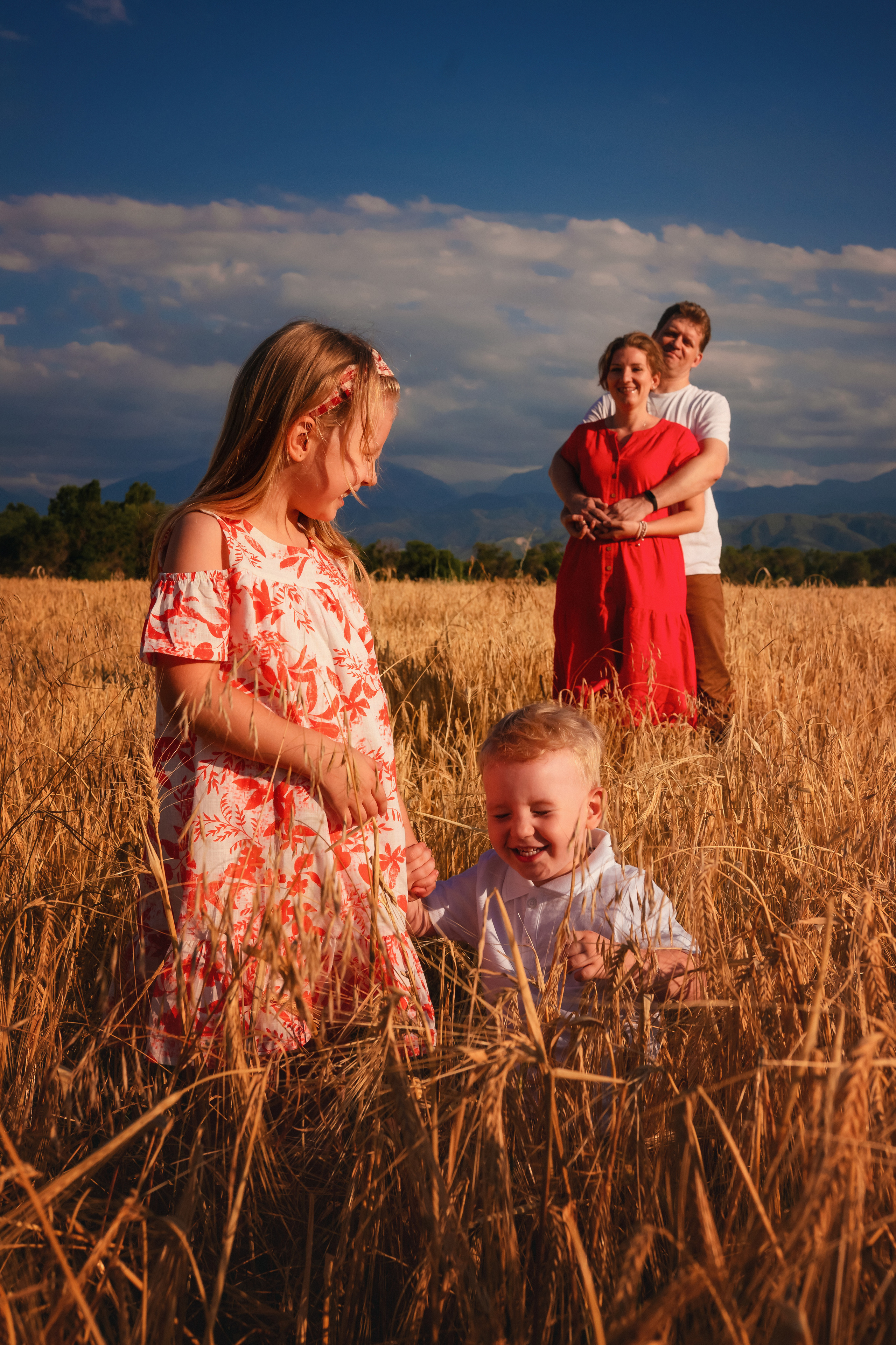 Миша, Настя, Полина и Леша в поле. Семейный фотограф в Алматы Анжелика Али Номан