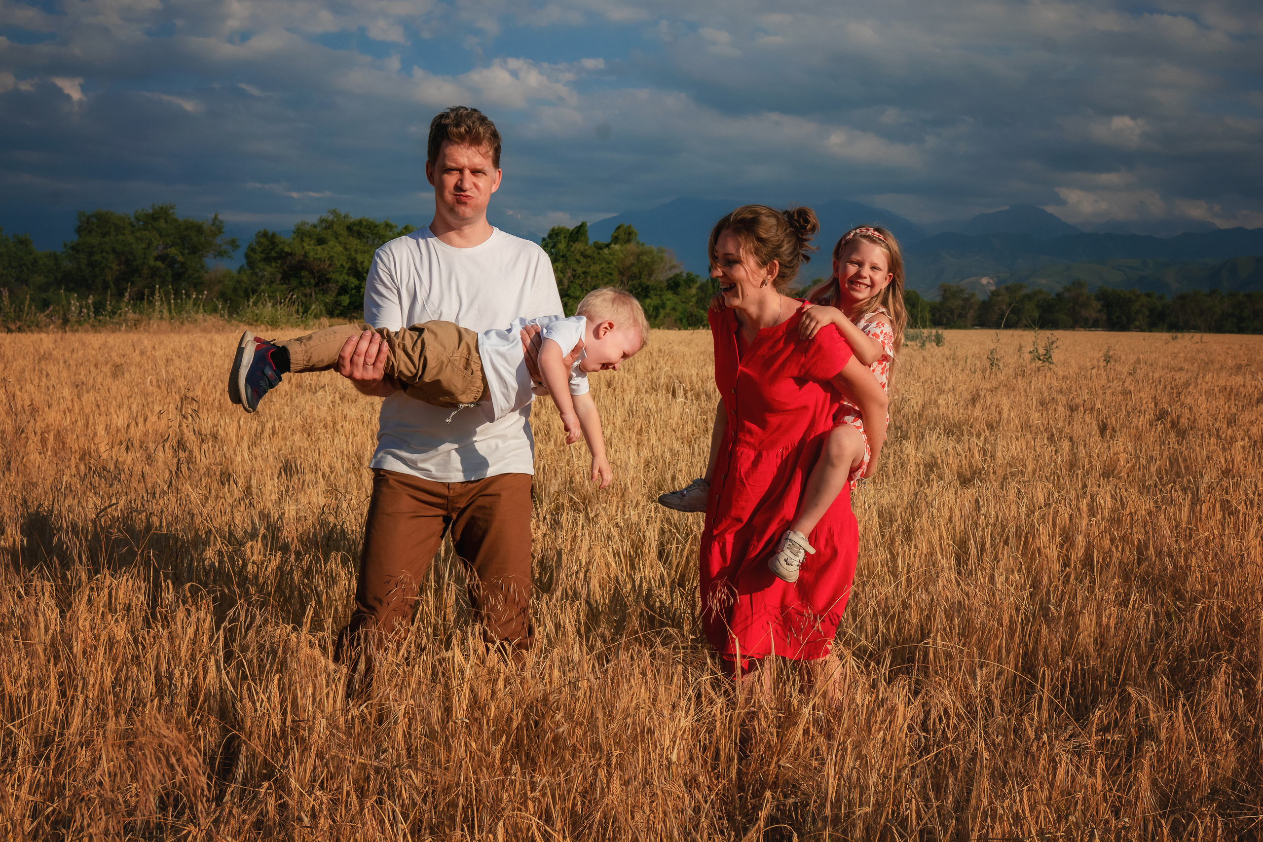 Миша, Настя, Полина и Леша в поле. Семейный фотограф в Алматы Анжелика Али Номан