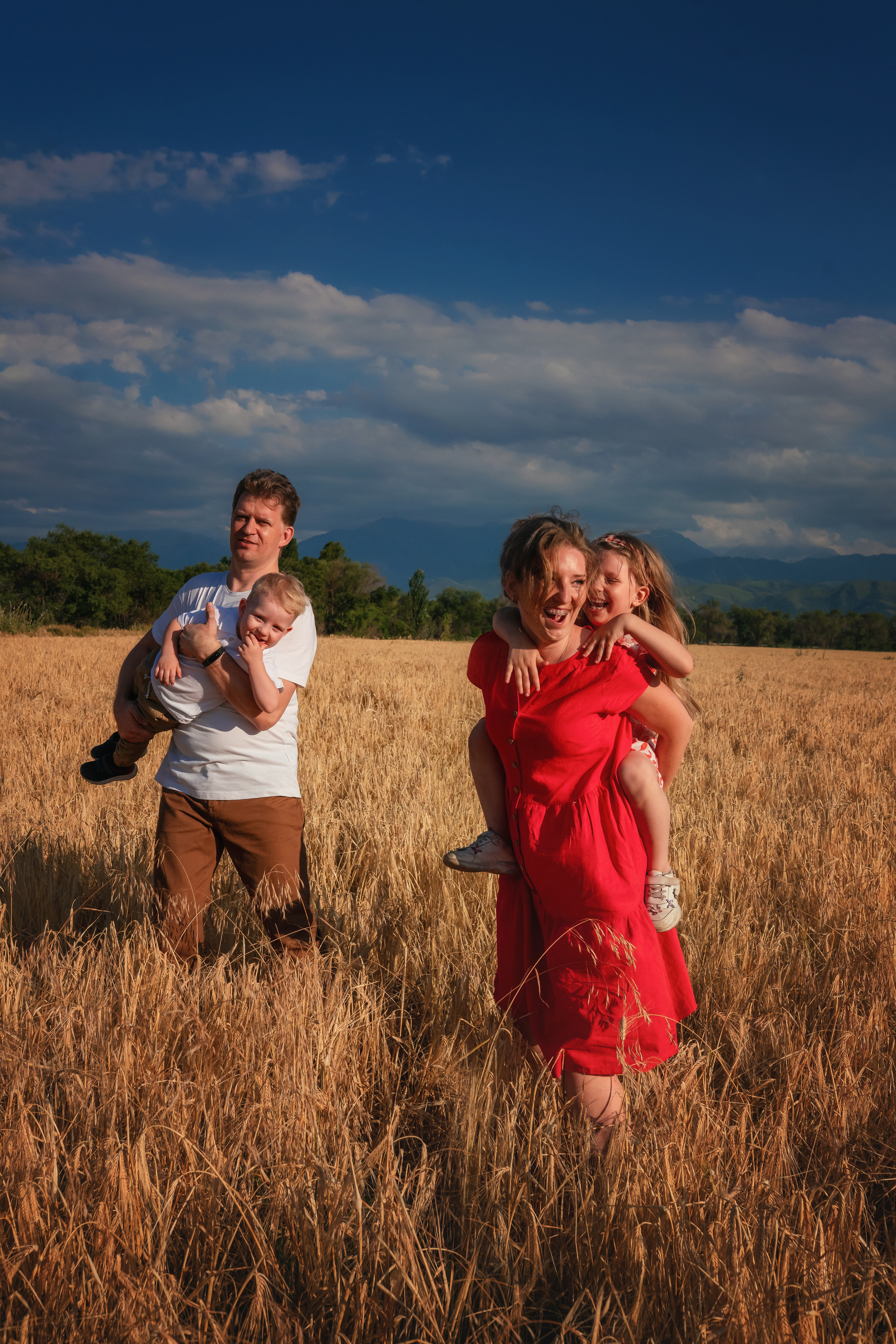 Миша, Настя, Полина и Леша в поле. Семейный фотограф в Алматы Анжелика Али Номан